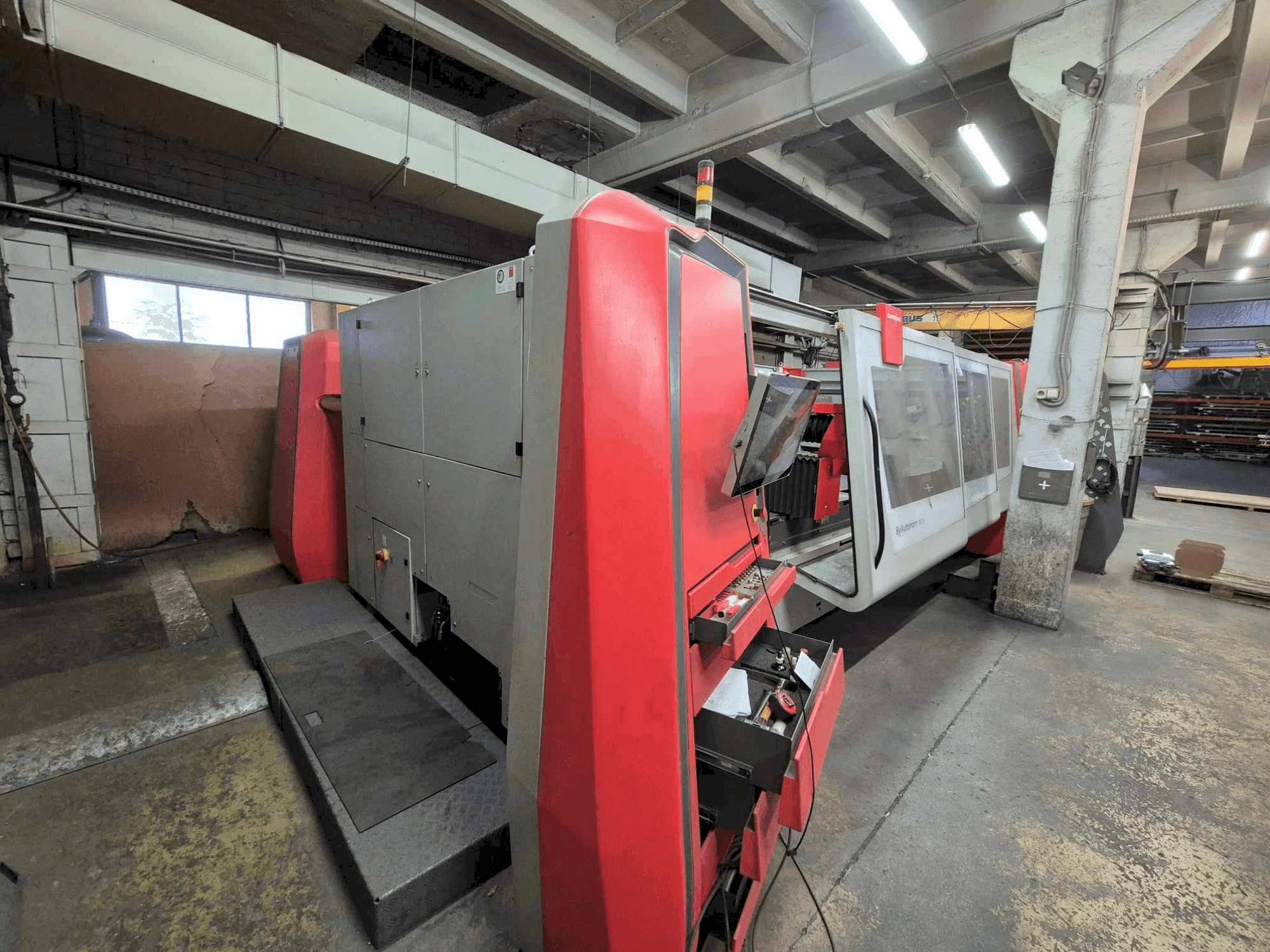 Čelní pohled na Bystronic ByAutonom 3015 stroj