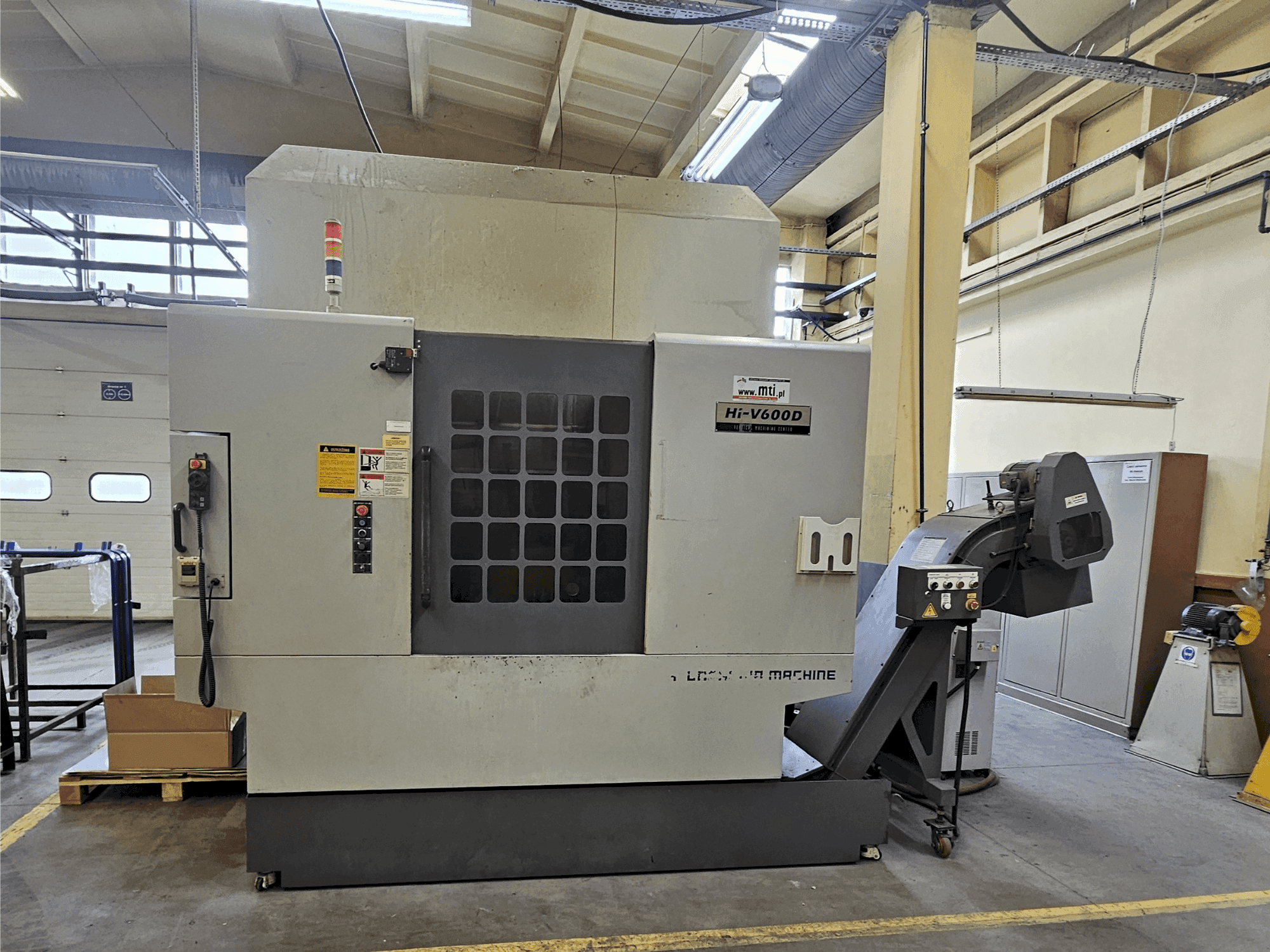 Čelní pohled na HYUNDAI KIA Hi-V600D stroj