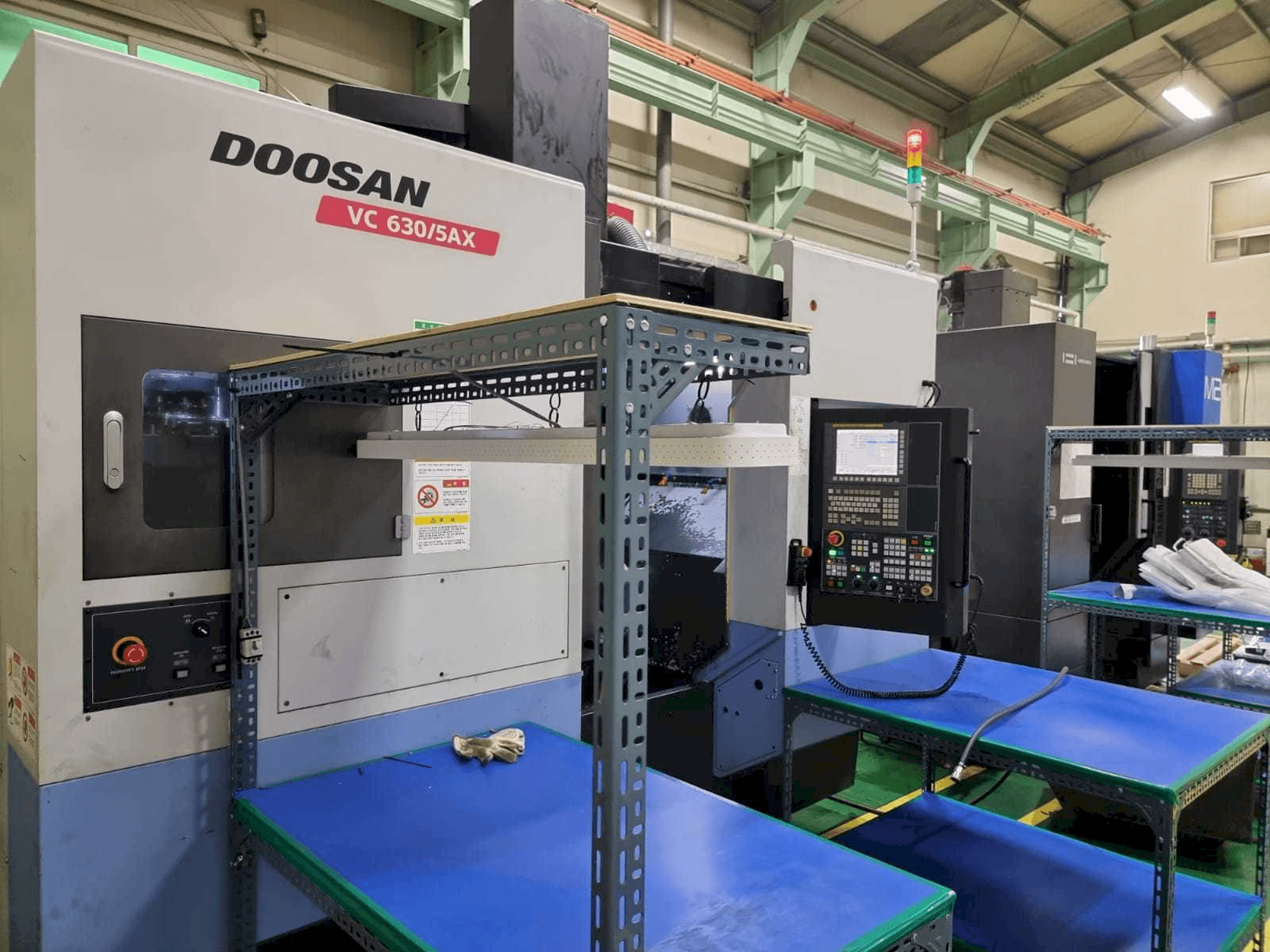 Čelní pohled na Doosan VC630/5AX stroj