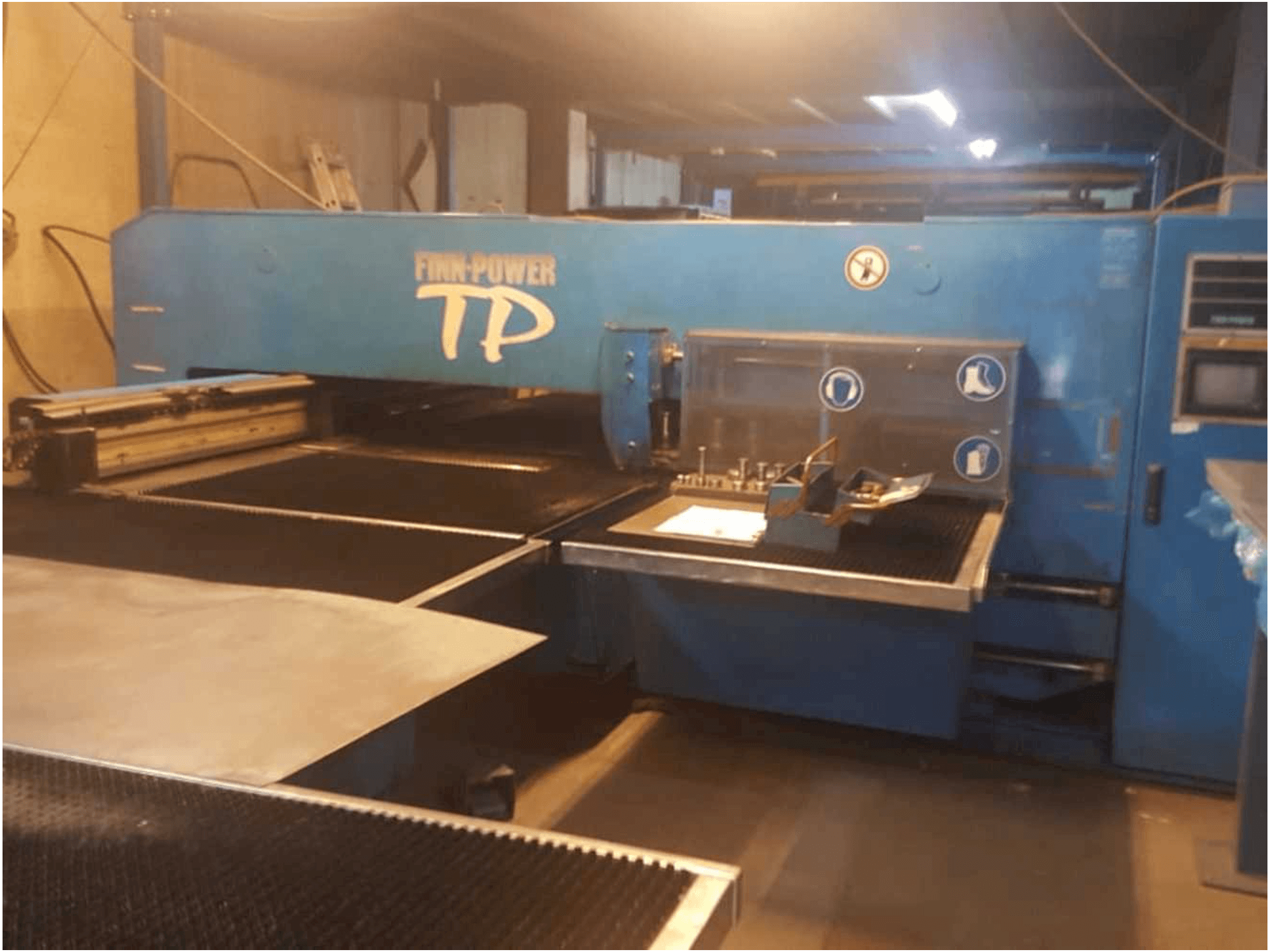 Čelní pohled na Finn-Power TP2520B1/AM stroj