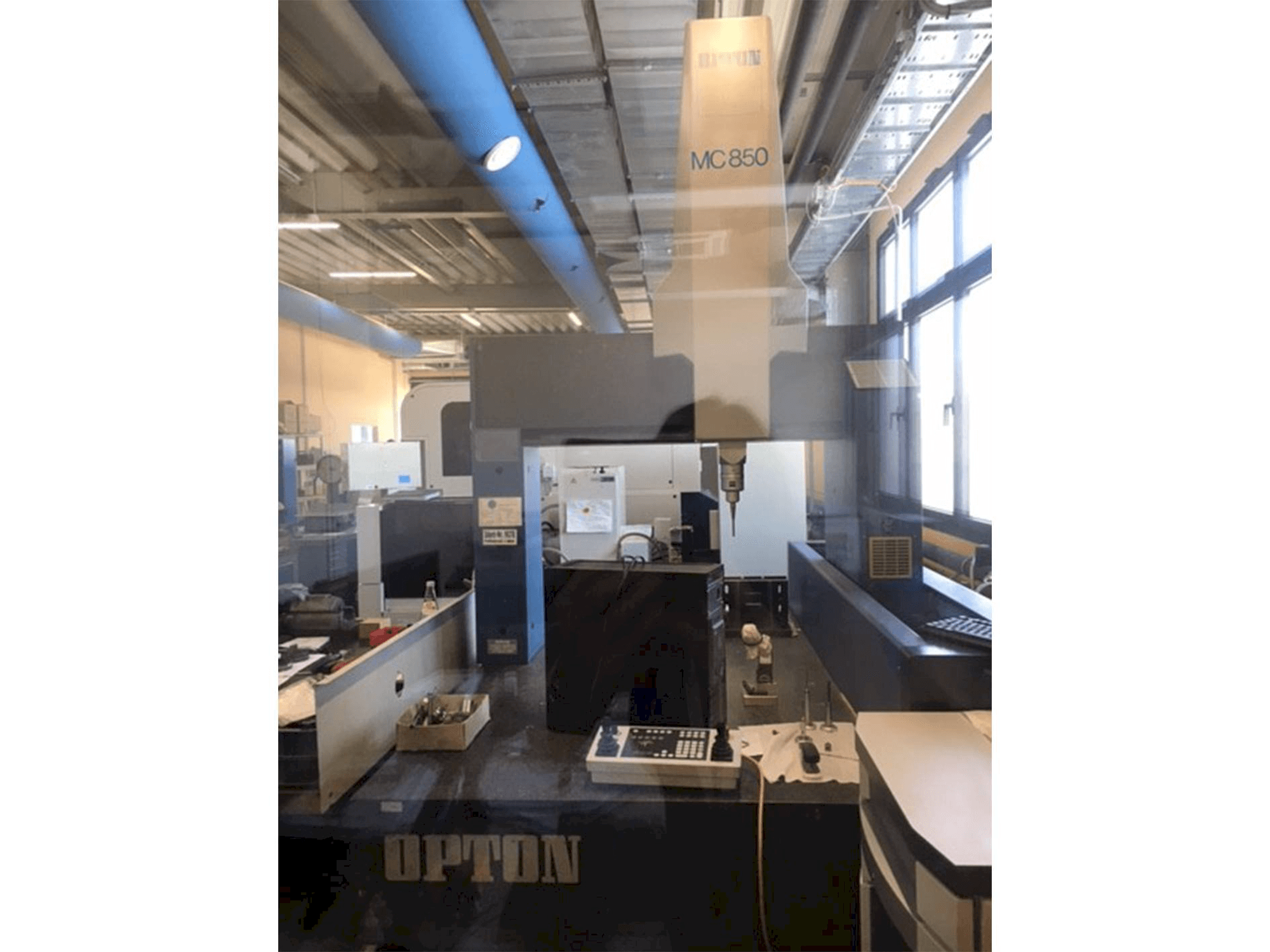 Čelní pohled na ZEISS Opton MC 850 stroj