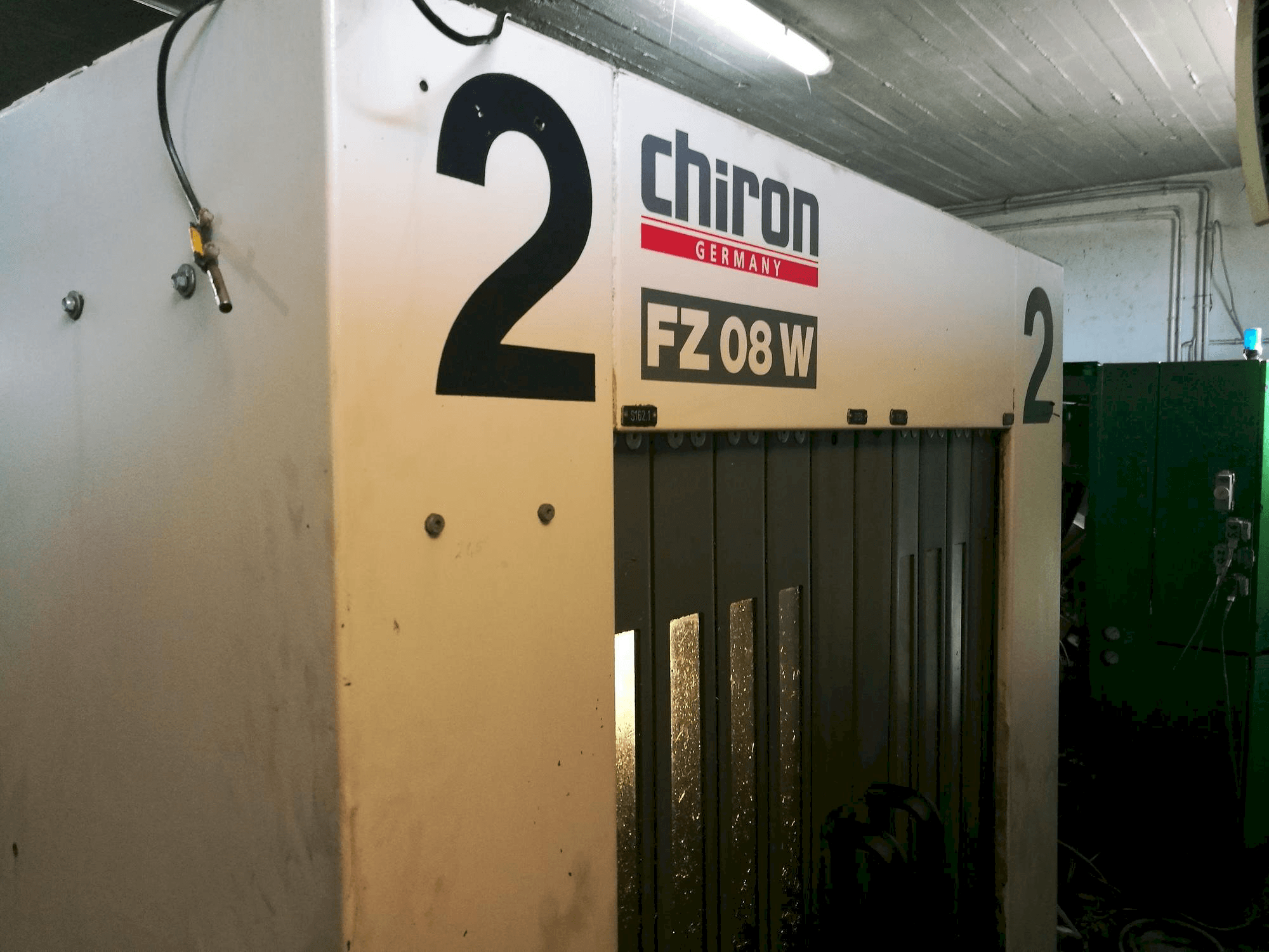 Čelní pohled na CHIRON FZ 08 W stroj