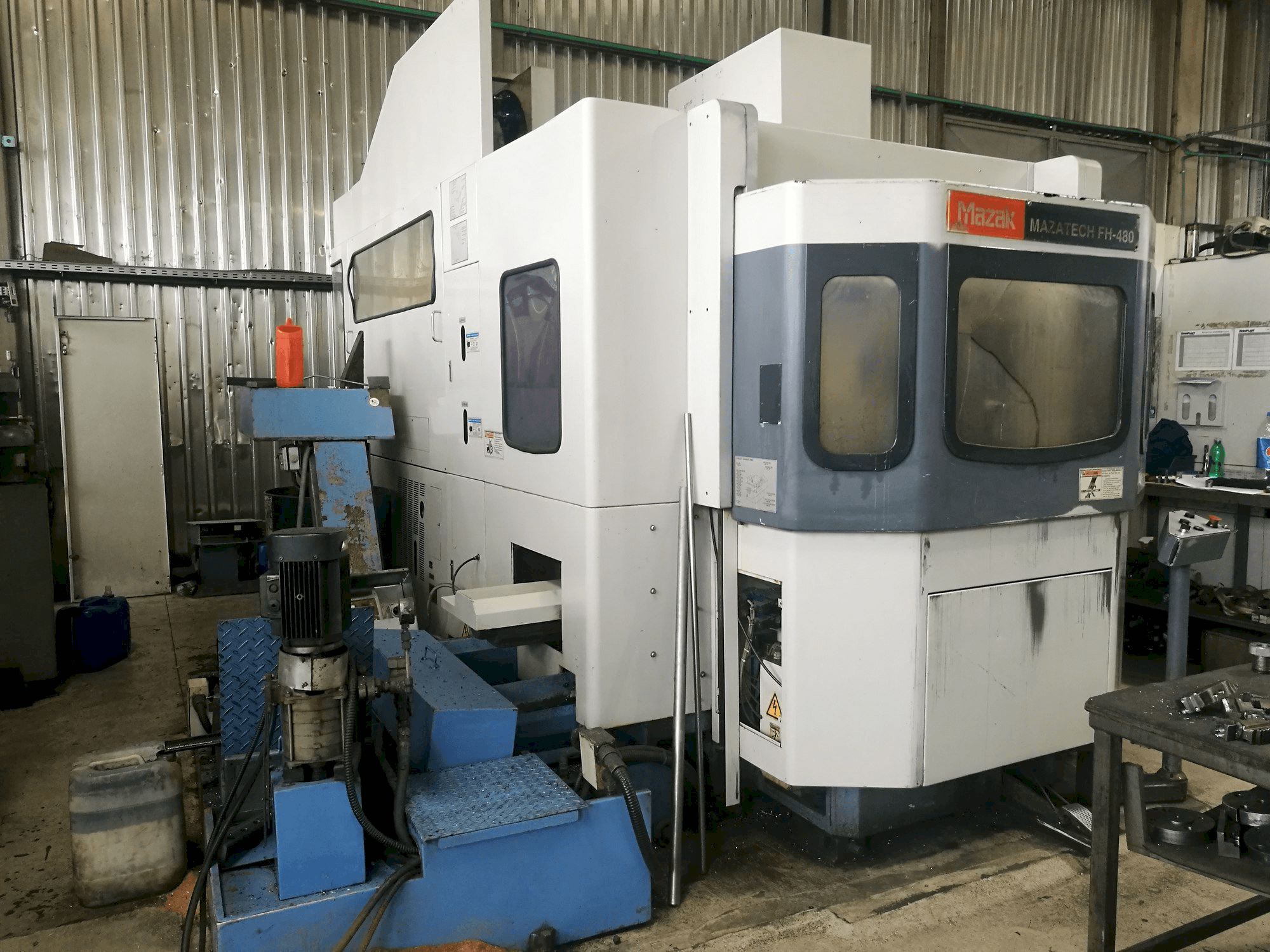 Levý boční pohled na Mazak FH-480 stroj