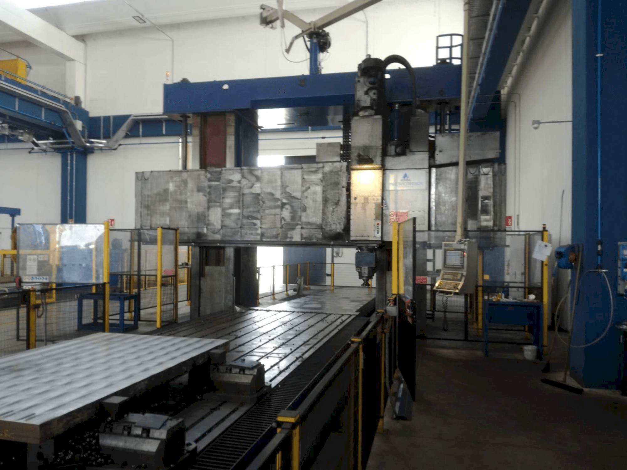 Čelní pohled na STANKO Fresa a Portale stroj