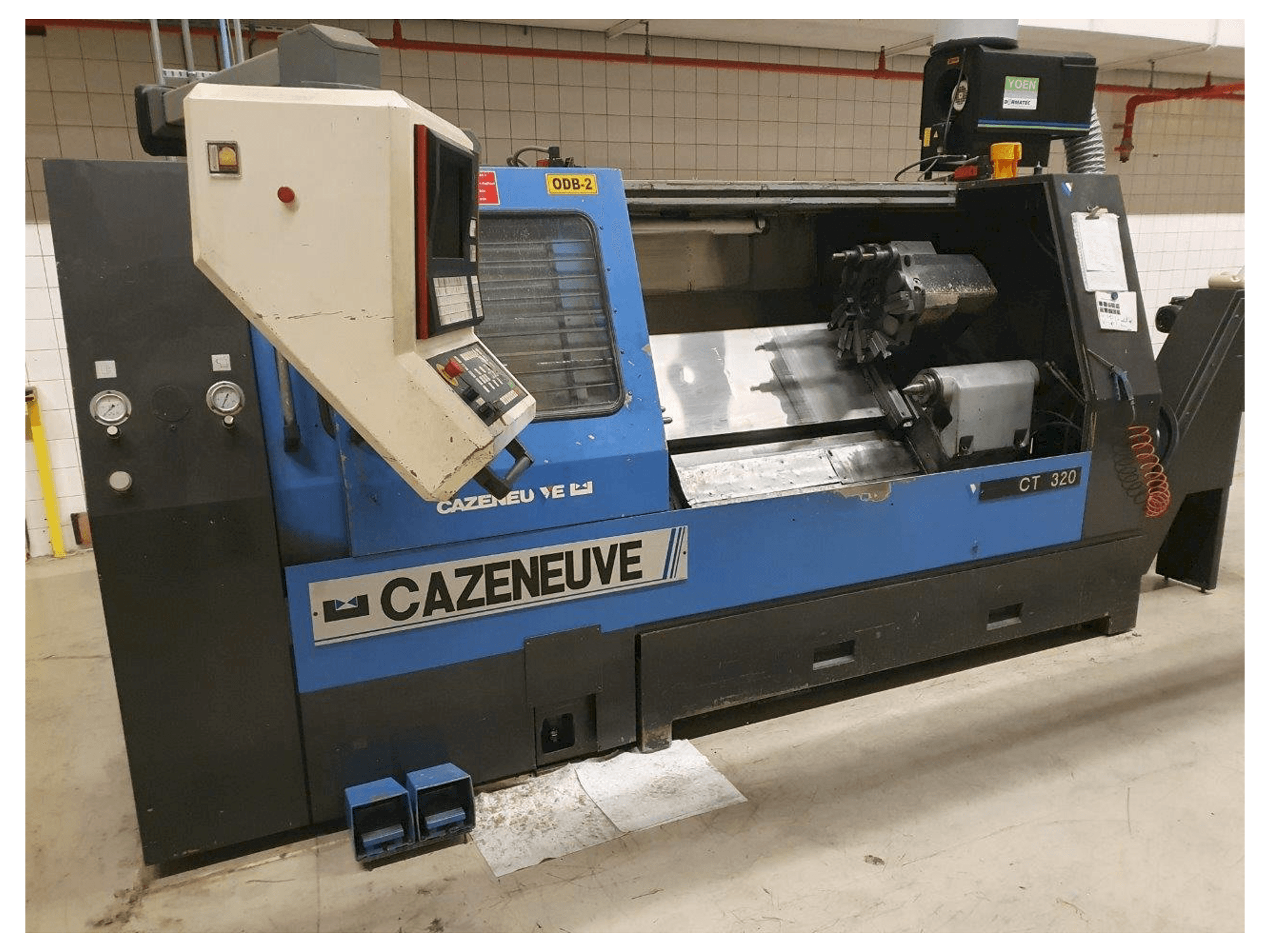 Čelní pohled na CAZENEUVE CT320 stroj