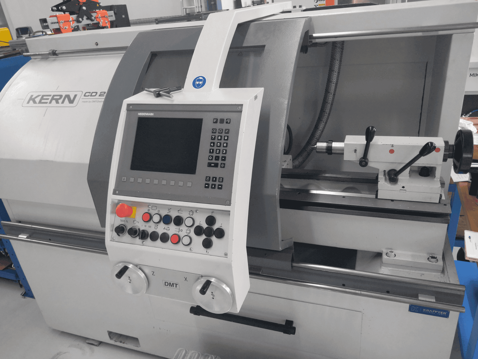 Čelní pohled na DMT KERN CD 282 stroj
