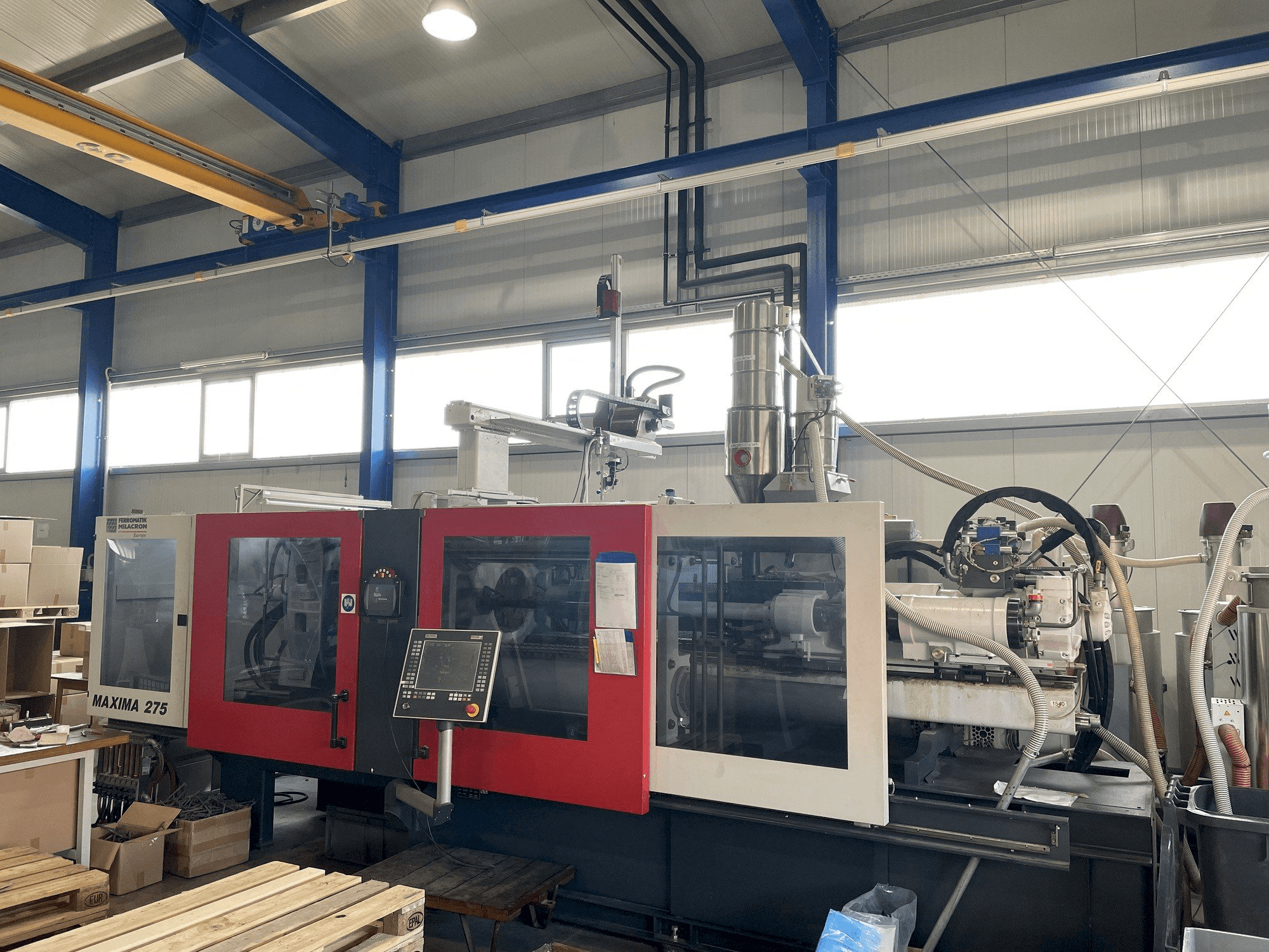 Čelní pohled na FERROMATIK MILACRON Maxima 275 stroj