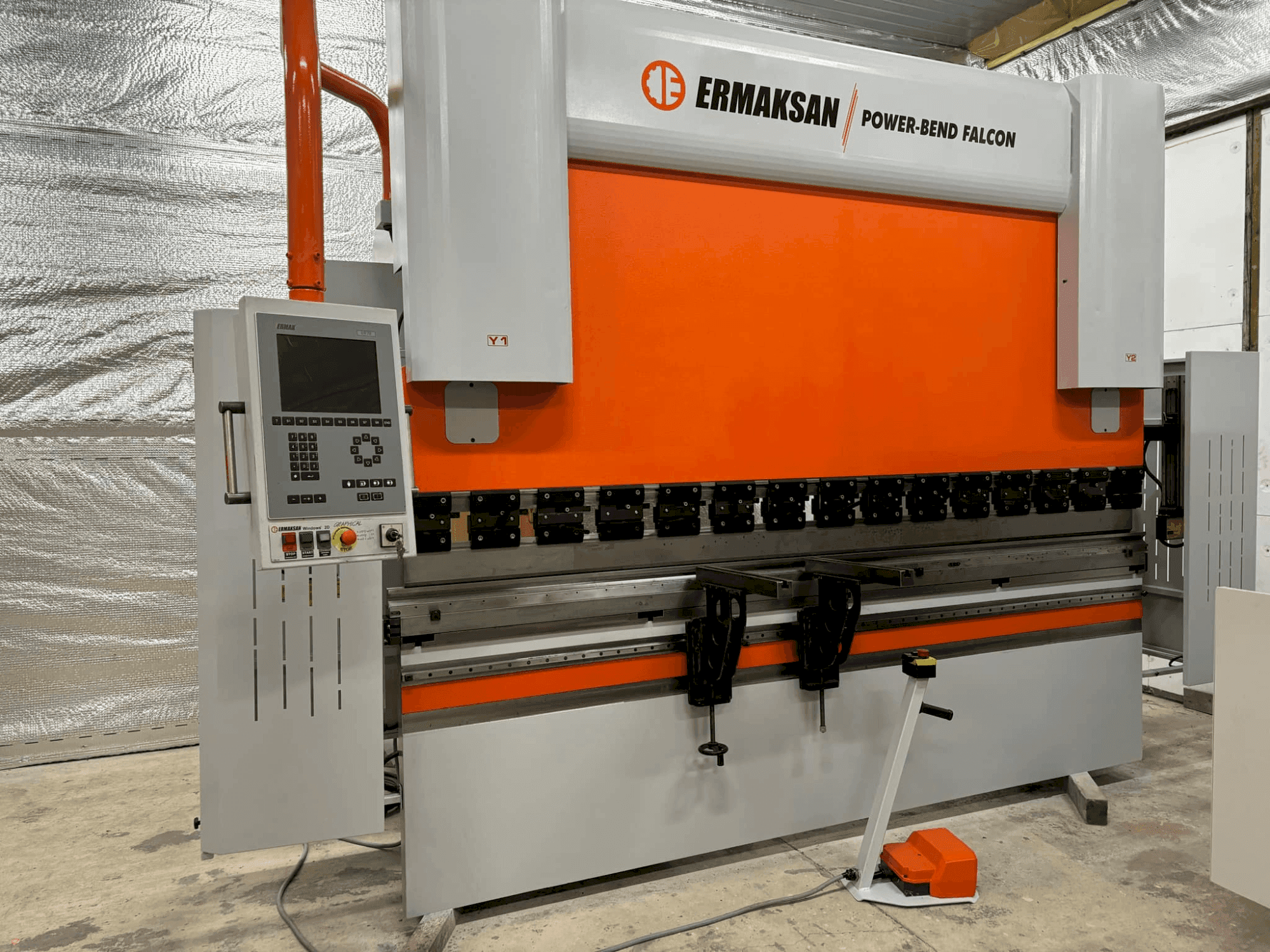 Čelní pohled na ERMAKSAN POWER-BEND FALCON 3100X175 stroj