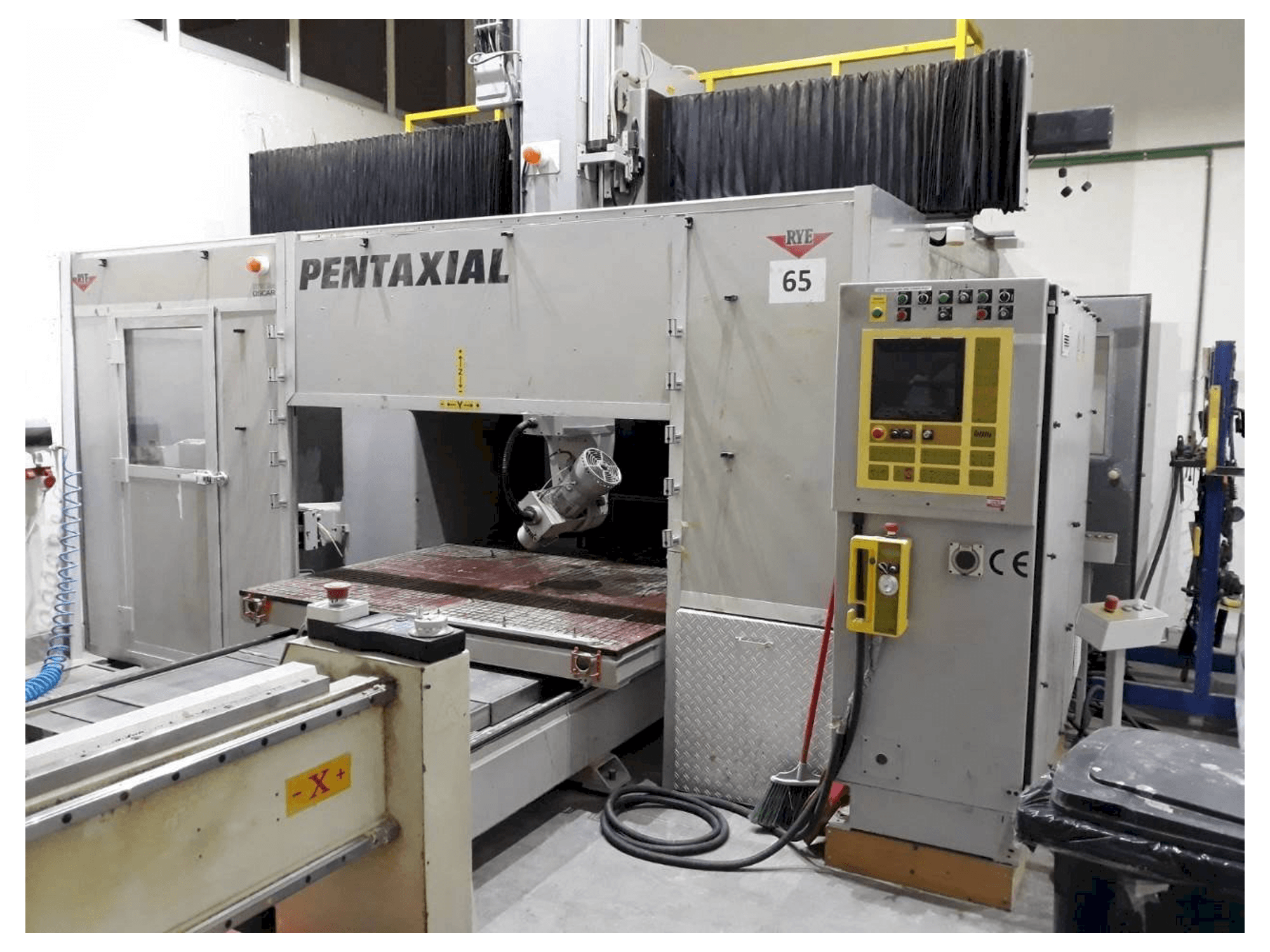 Čelní pohled na Rye Pentaxial 1710TP stroj
