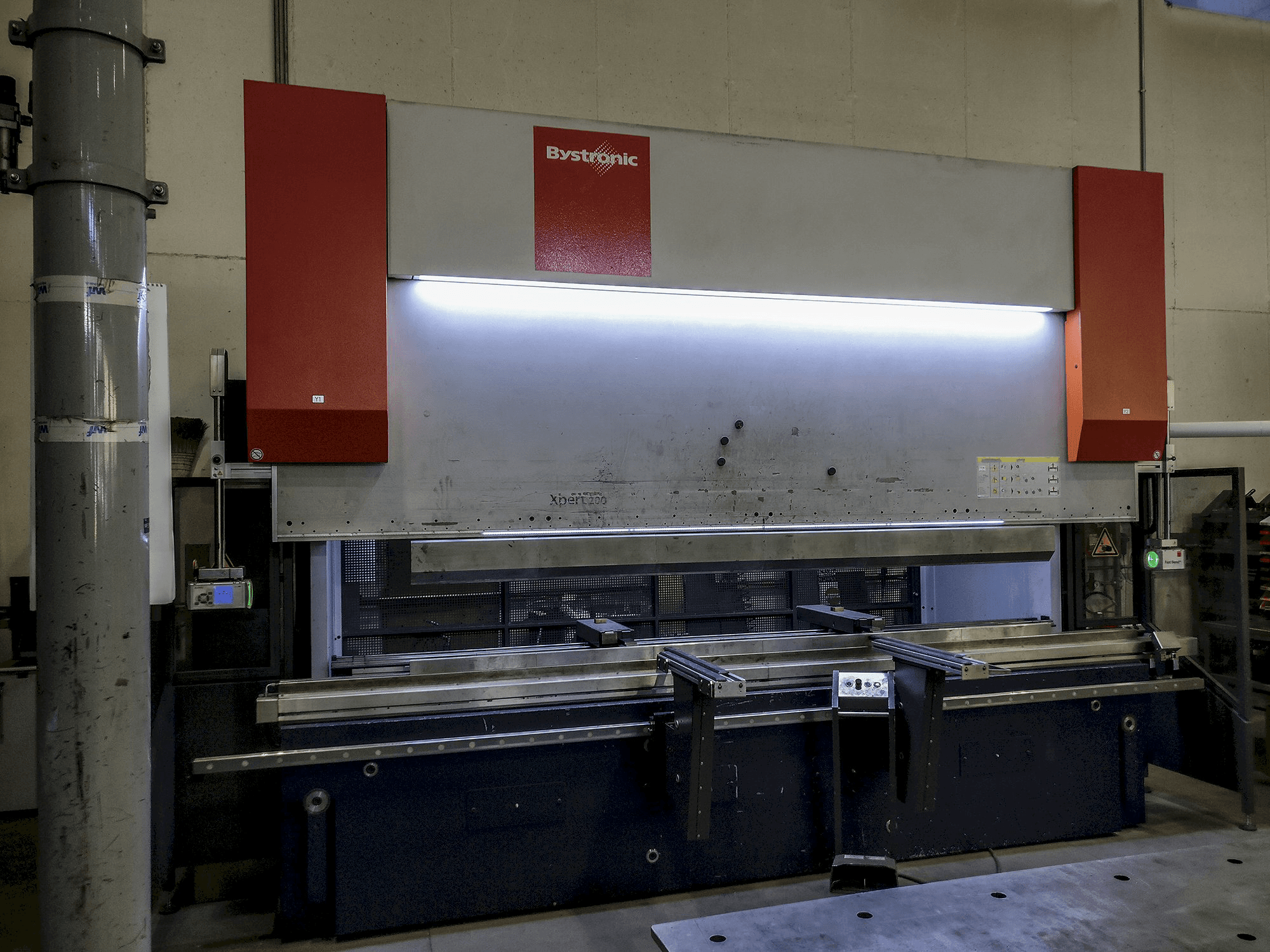 Čelní pohled na Bystronic Xpert 200x4100 stroj