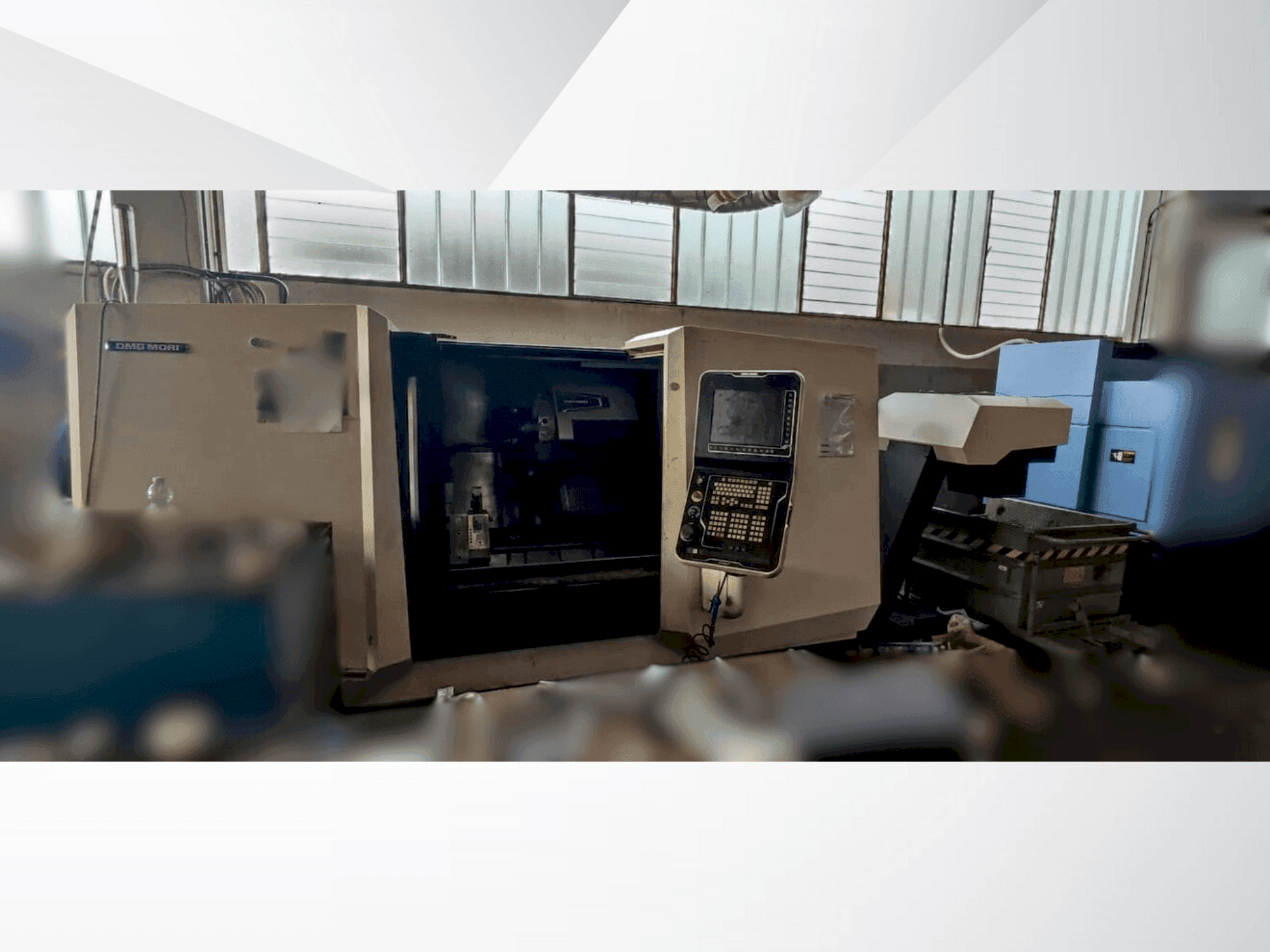 Čelní pohled na DMG MORI CLX 550 stroj