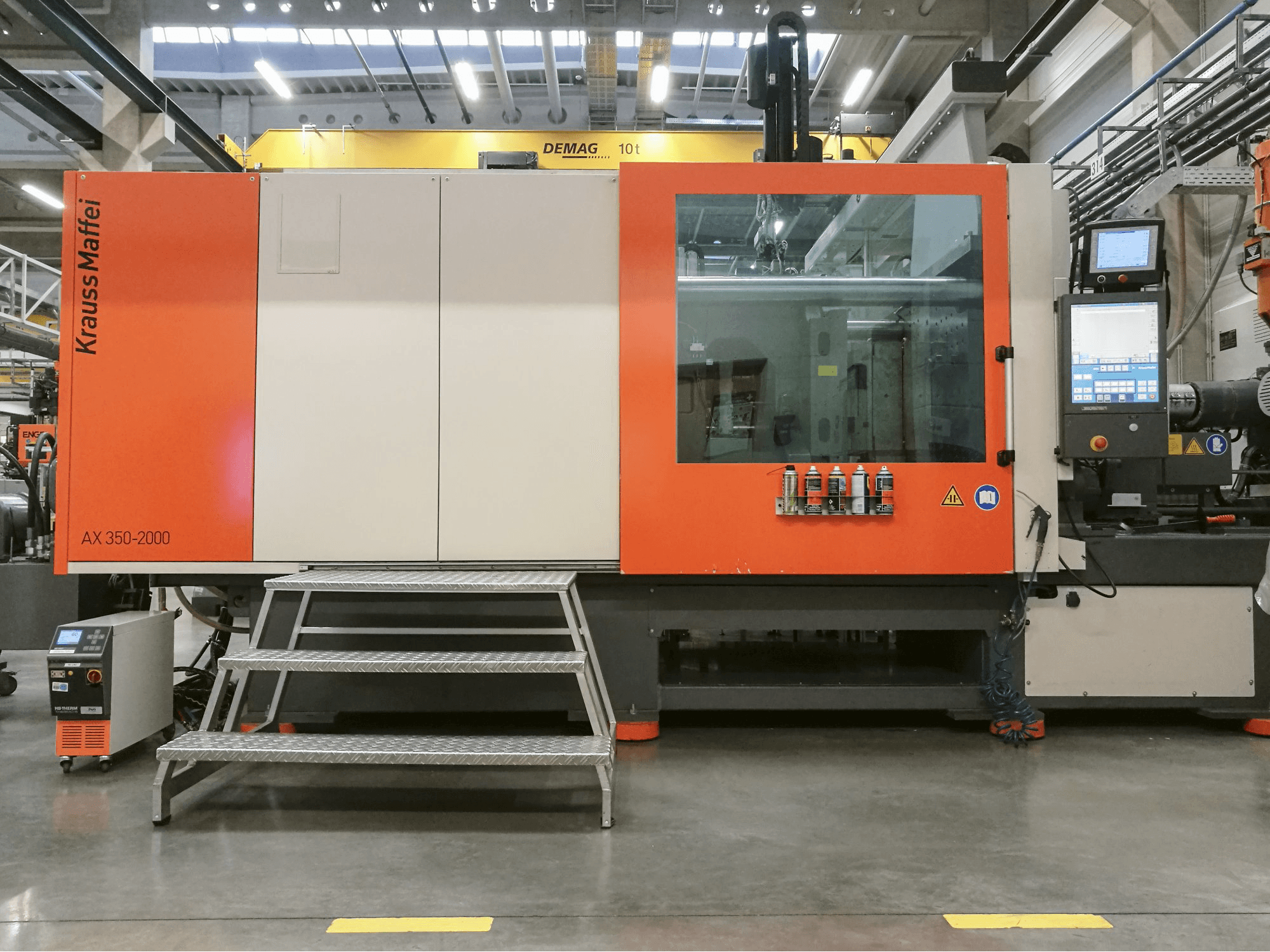 Čelní pohled na Krauss Maffei 350-2000 AX stroj