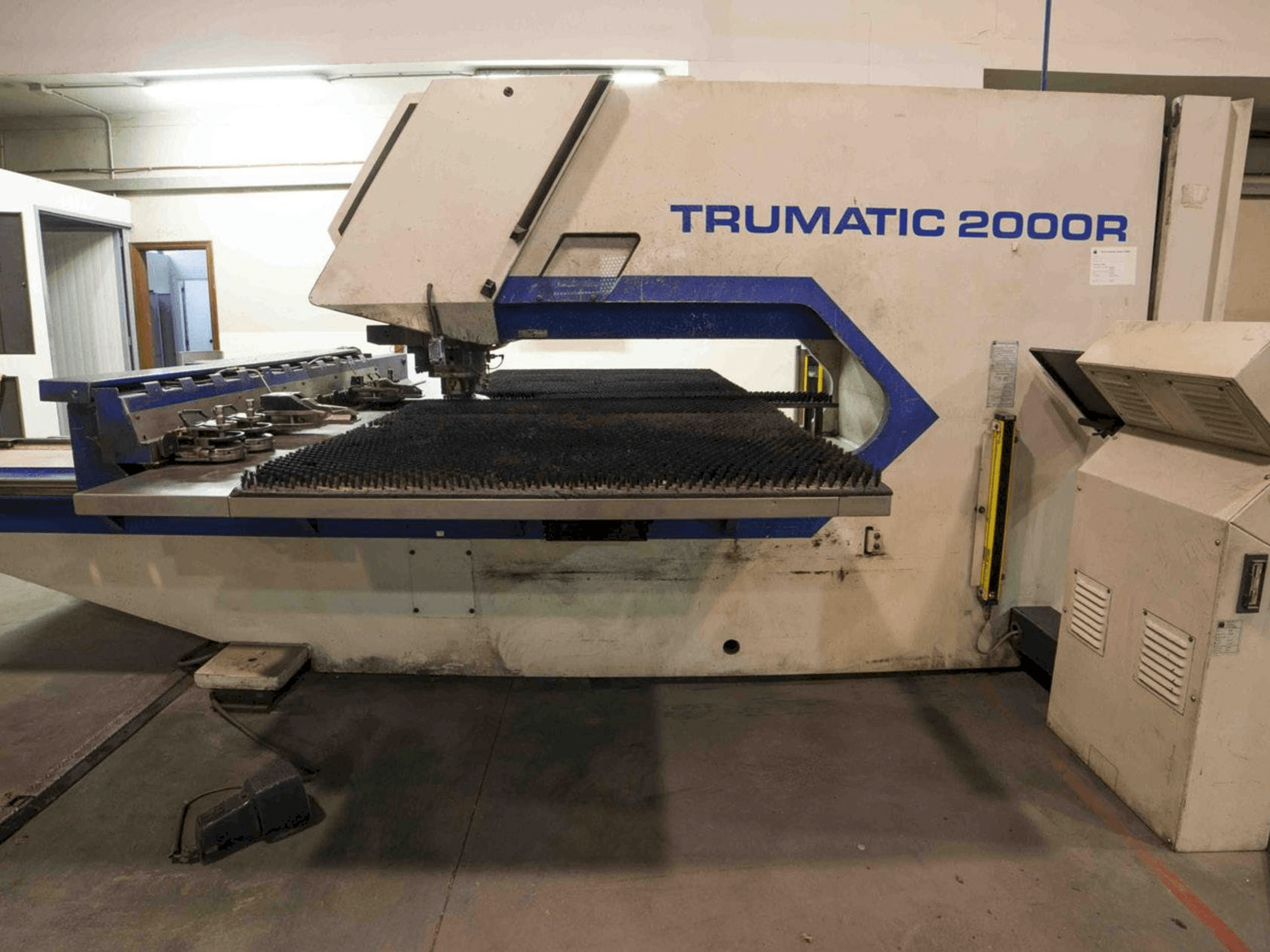 Čelní pohled na Trumpf Trumatic 2000R stroj
