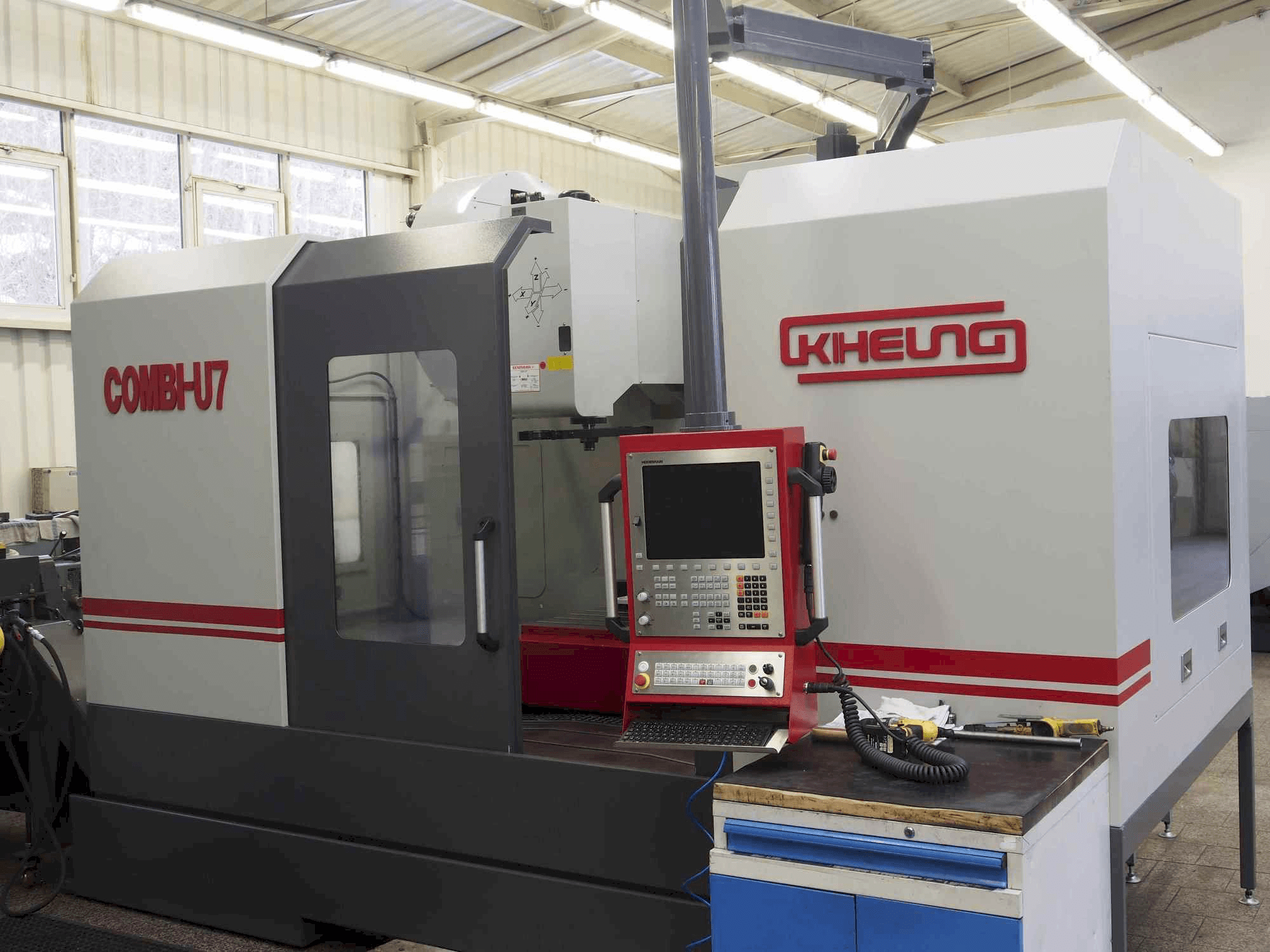 Čelní pohled na KIHEUNG Combi-U7 stroj
