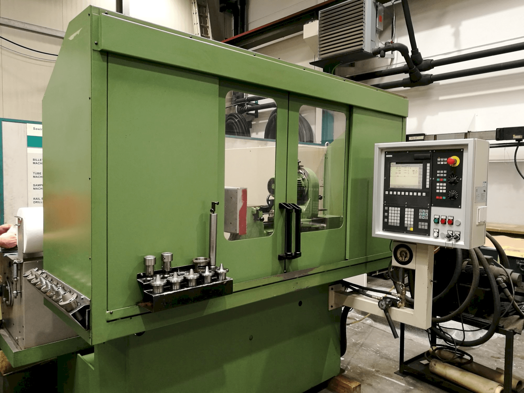 Čelní pohled na TTB M10 400 NC stroj