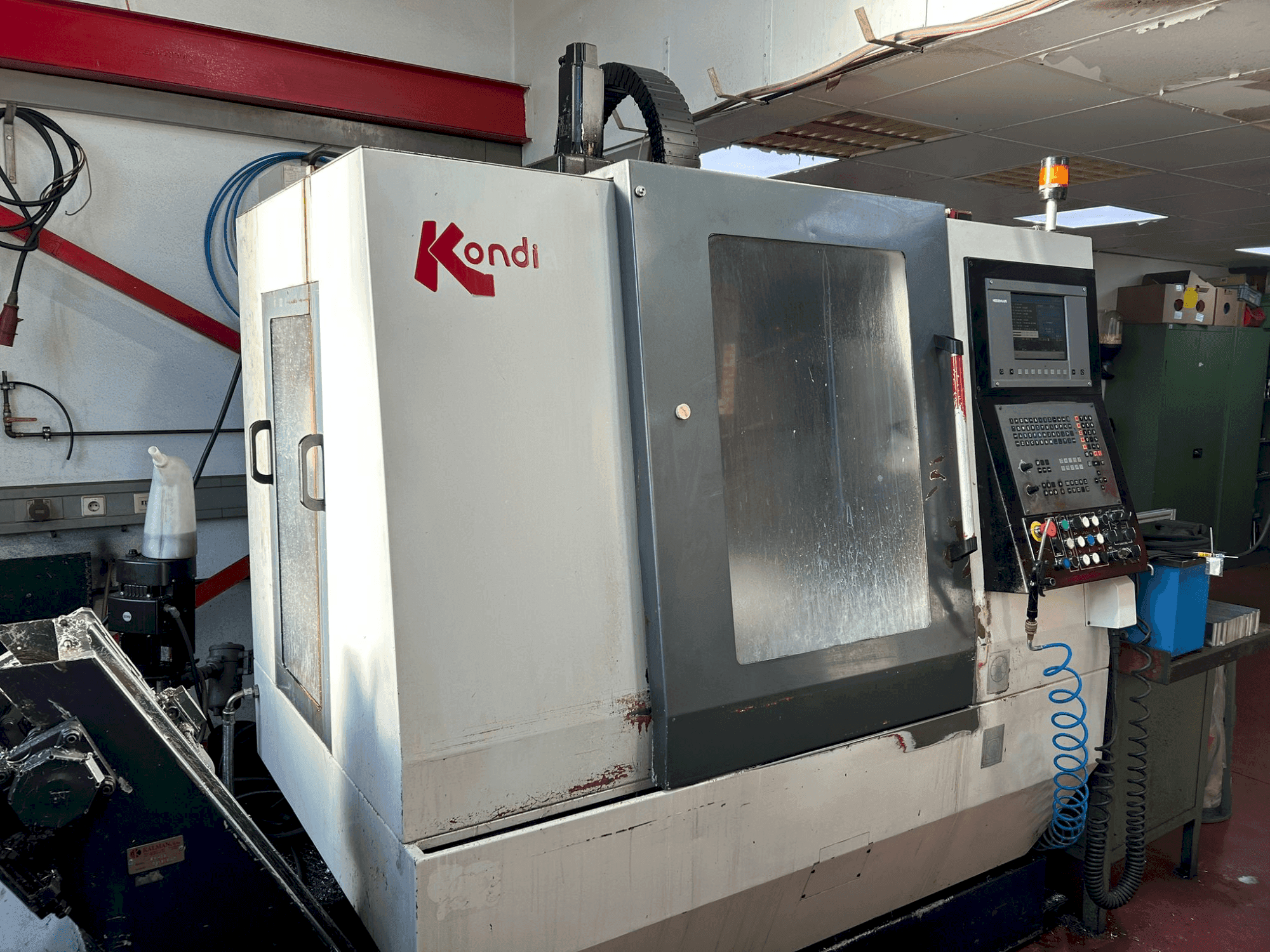 Čelní pohled na KONDIA B-640 stroj