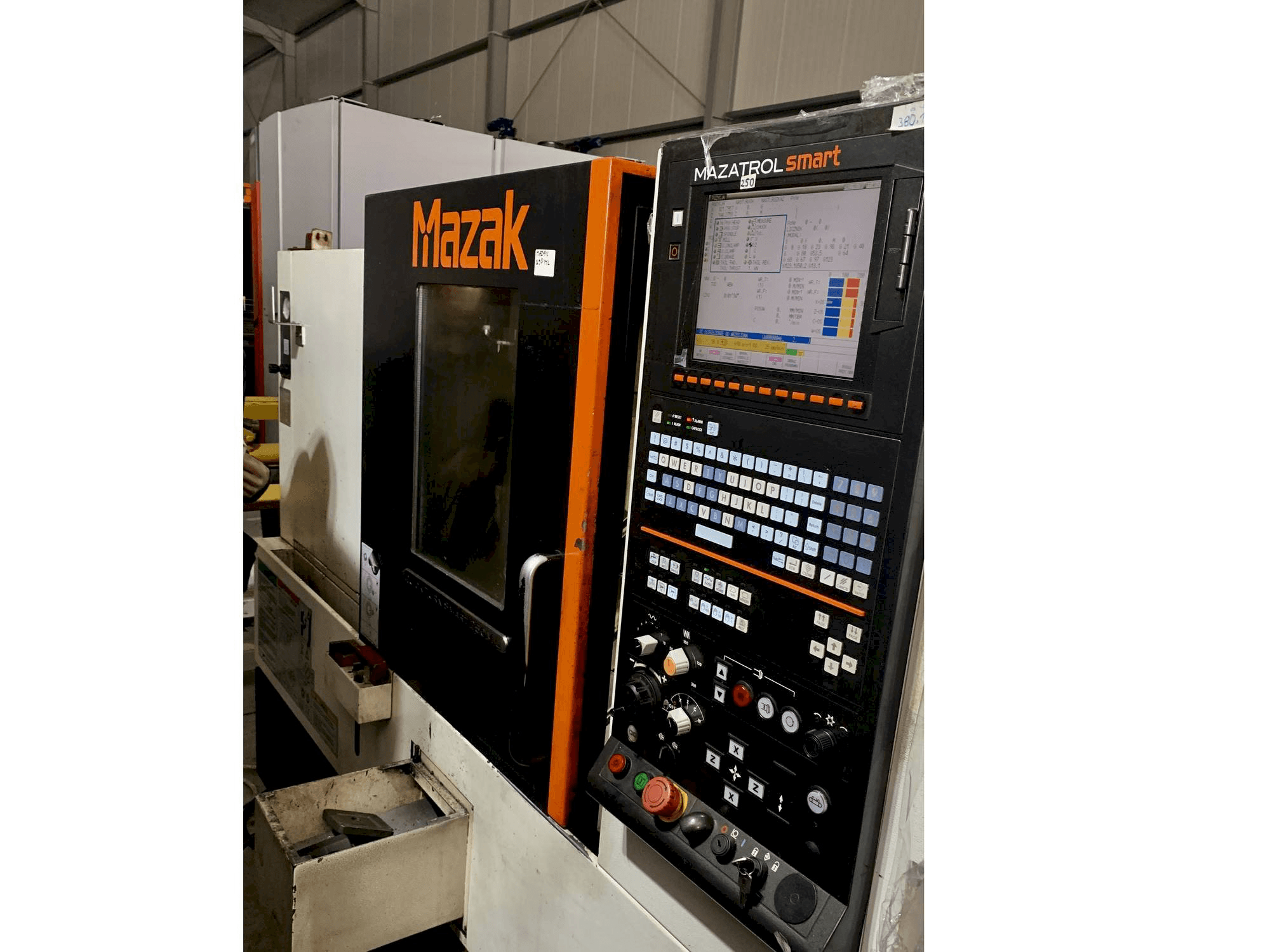 Čelní pohled na Mazak QUICK TURN SMART 250 M L stroj
