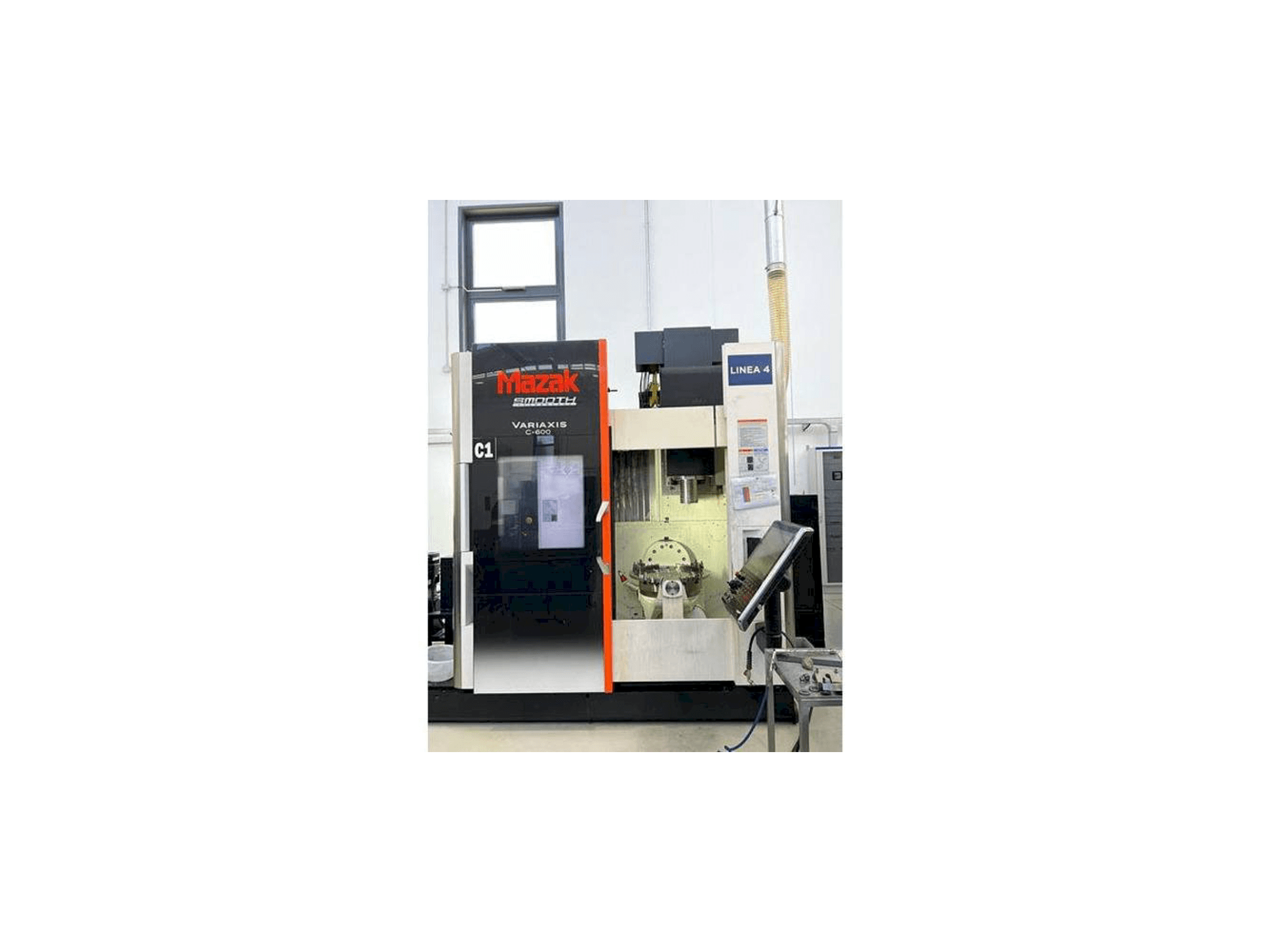 Čelní pohled na Mazak VARIAXIS C 600 stroj