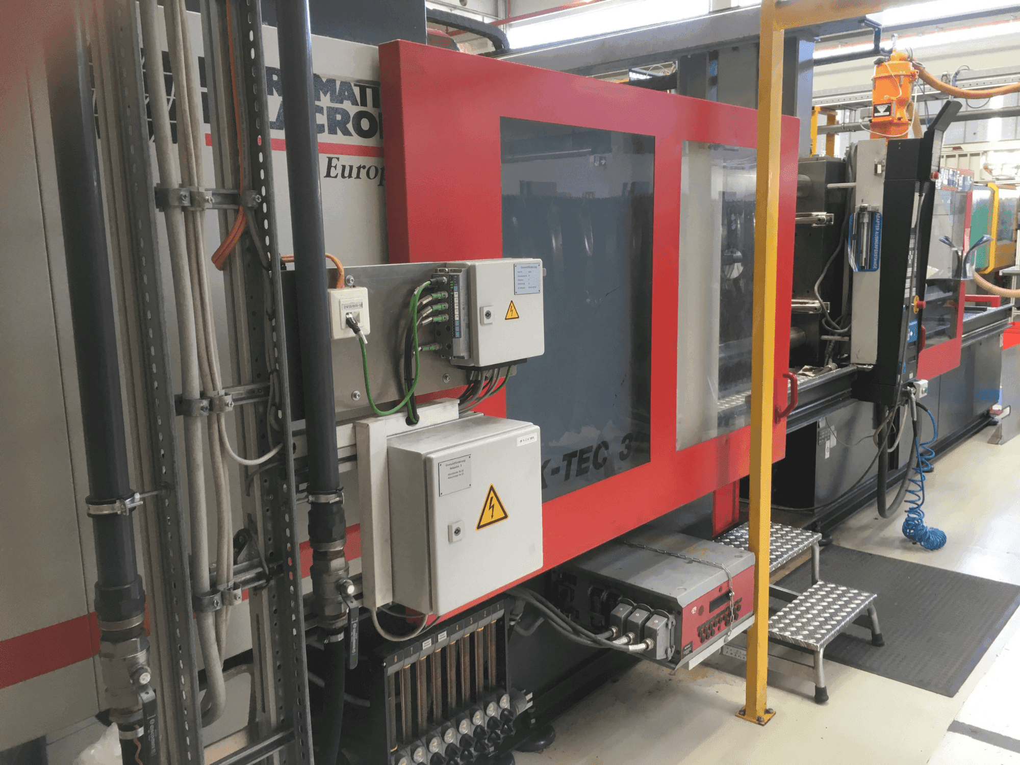 Čelní pohled na FERROMATIK K-TEC 320 S stroj