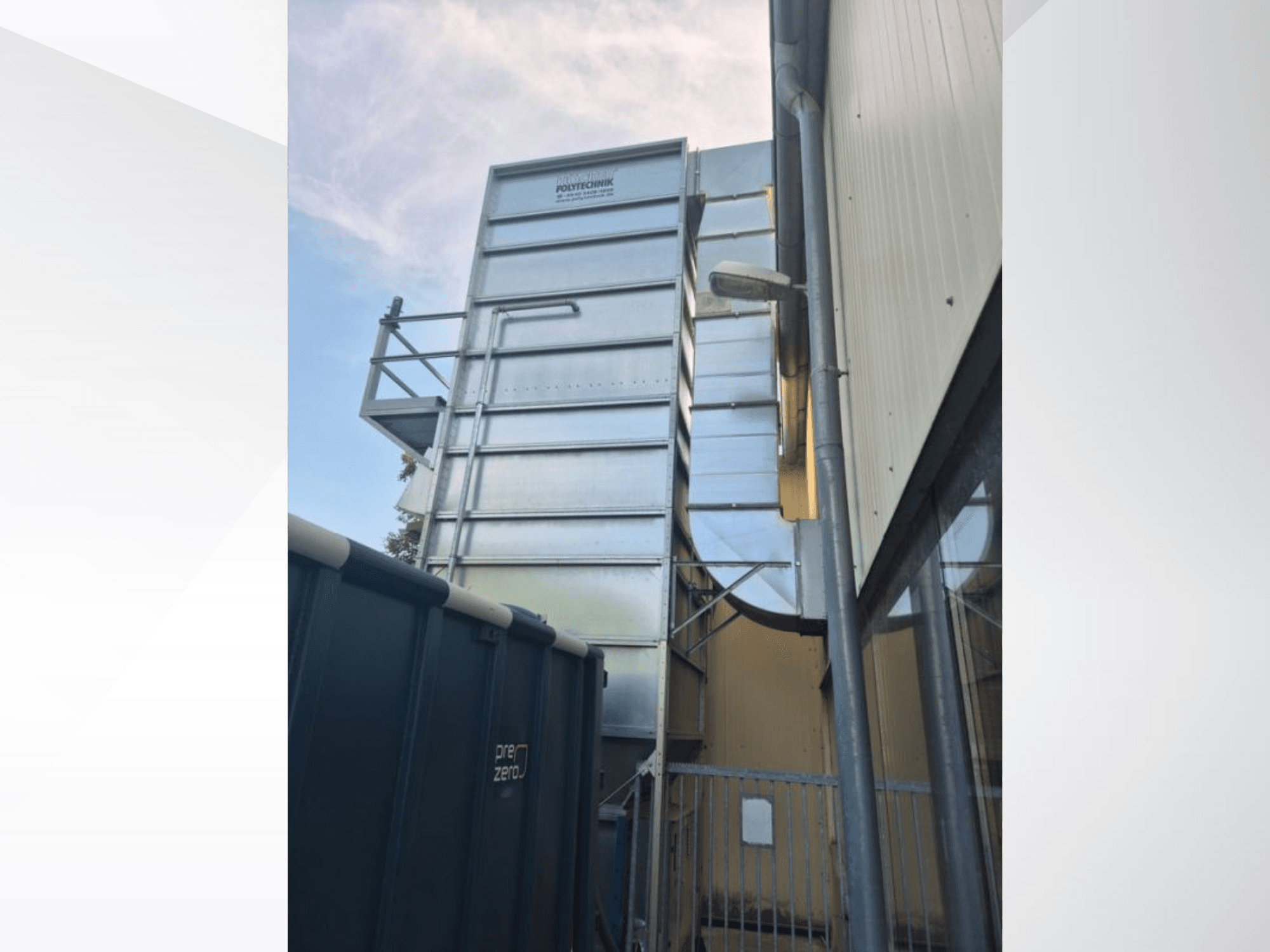 Polytechnick MultiStar JP5 BrikStar c-3 18 od firmy HOCKER, boční pohled na kovovou konstrukci a potrubí proti obloze.