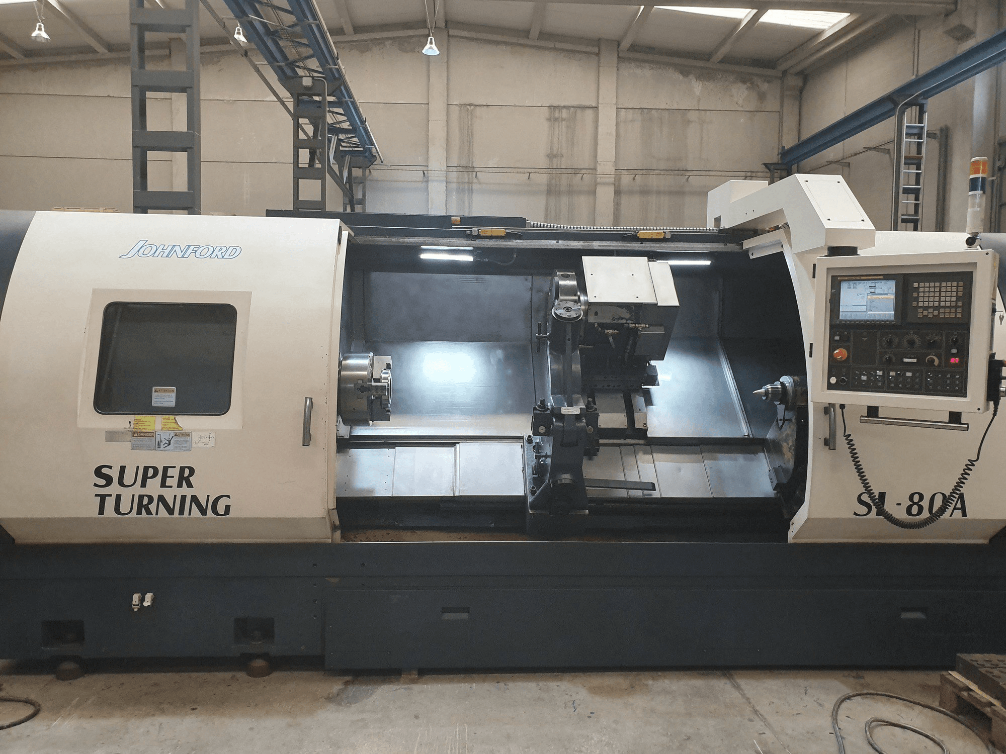 Čelní pohled na Johnford SL-80A stroj