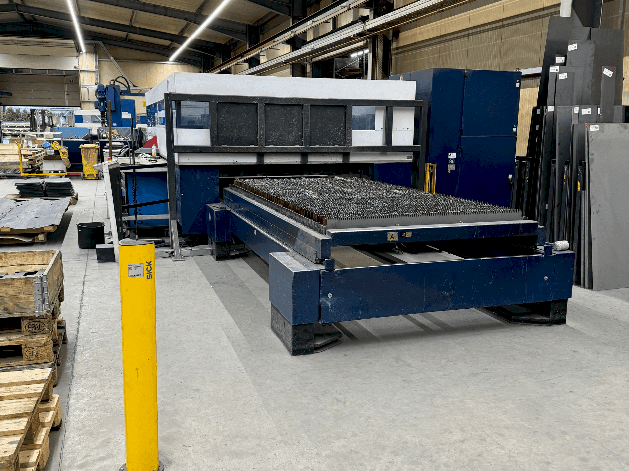 Čelní pohled na TRUMPF TruLaser 3030 4kW (L20) stroj