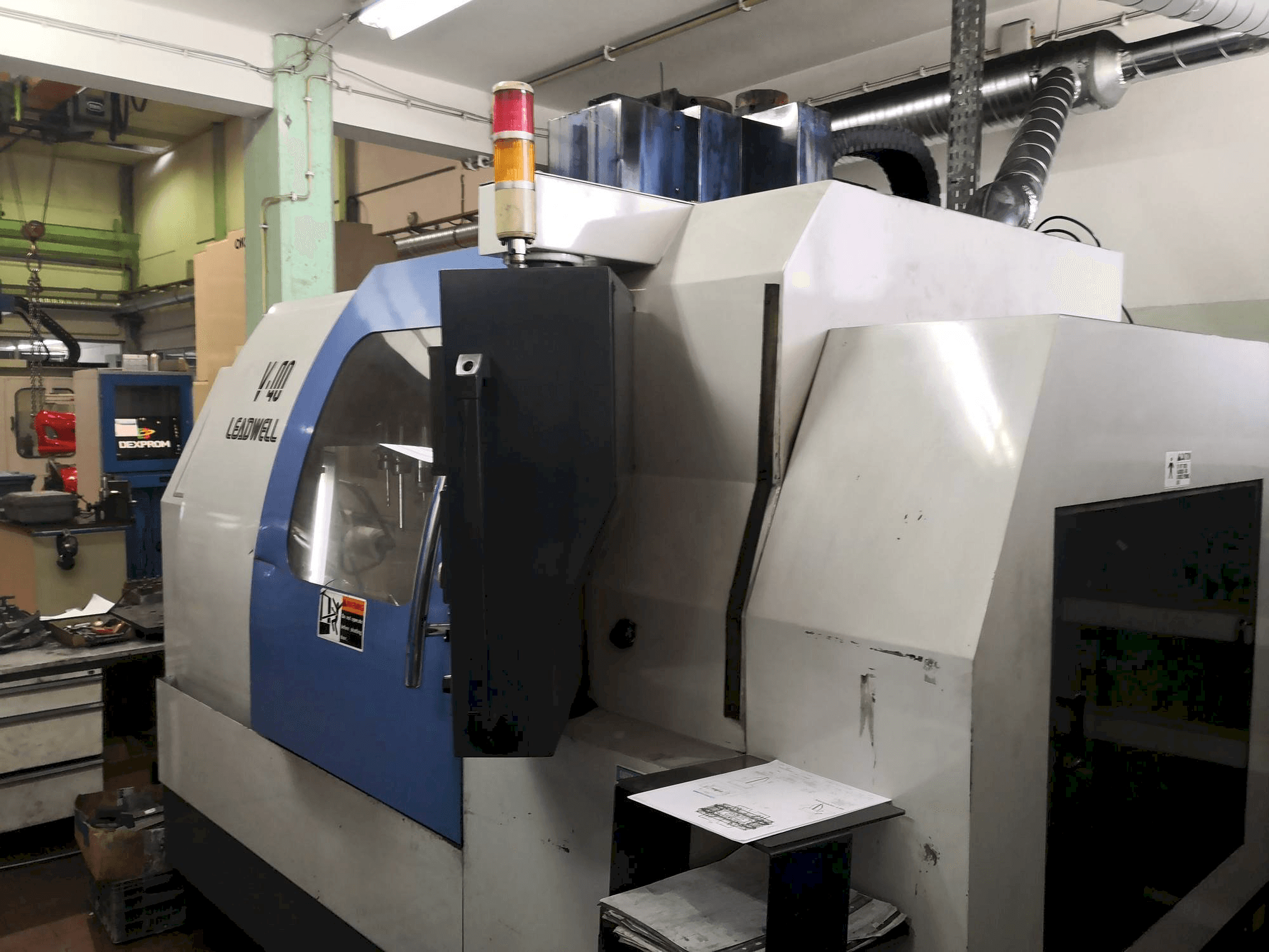 Čelní pohled na Leadwell V-40 stroj