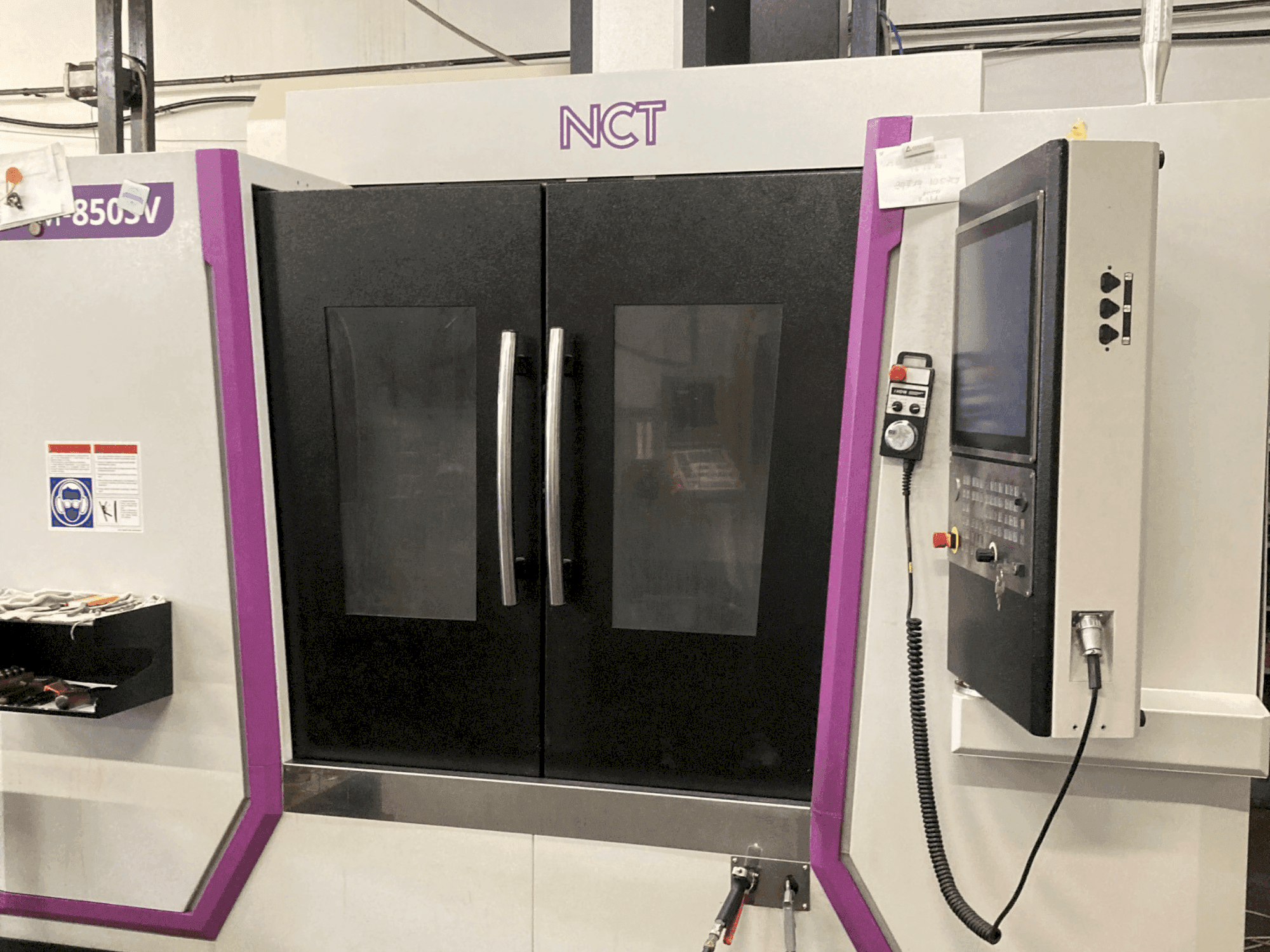 Čelní pohled na NCT MM-850SV stroj