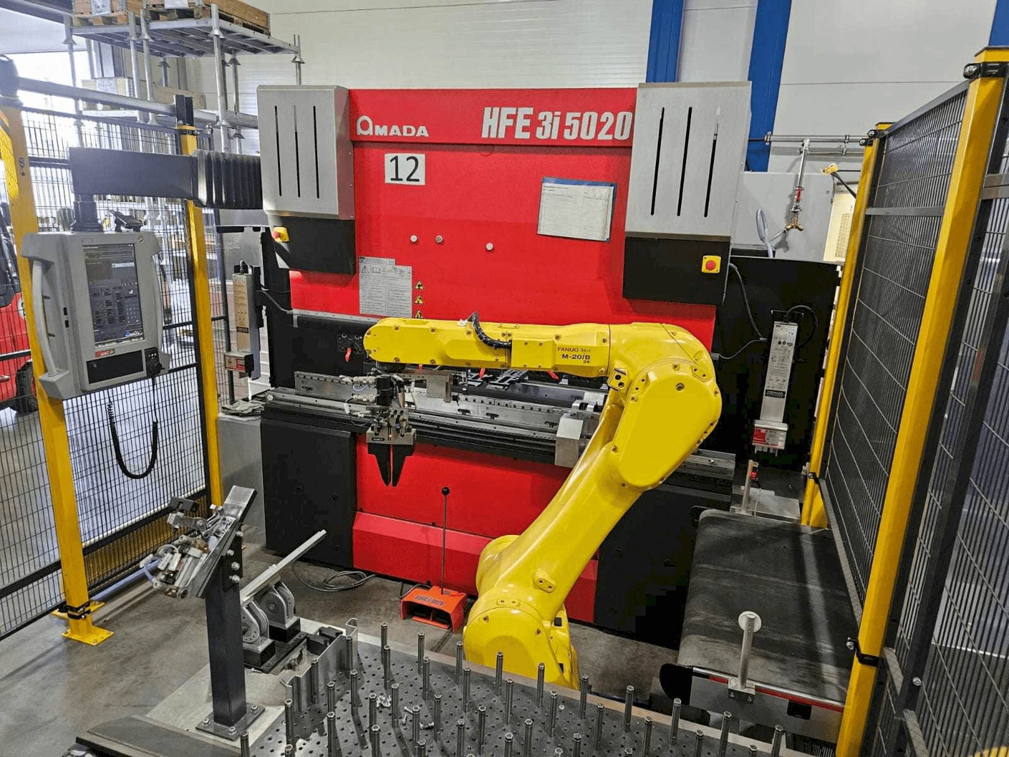 Čelní pohled na AMADA HFE5020 3i + Robot stroj