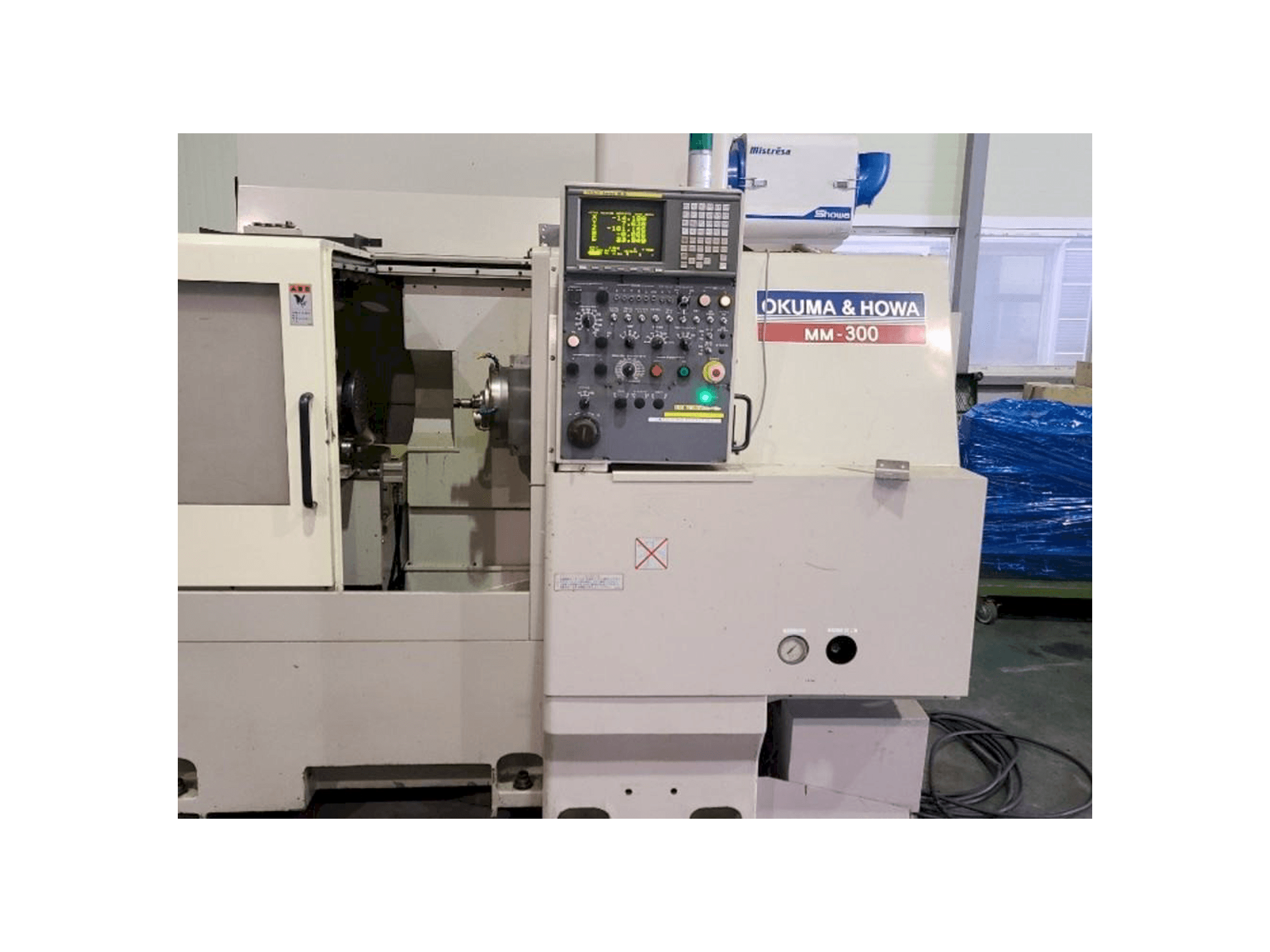 Čelní pohled na OKUMA&HOWA MM-300 stroj
