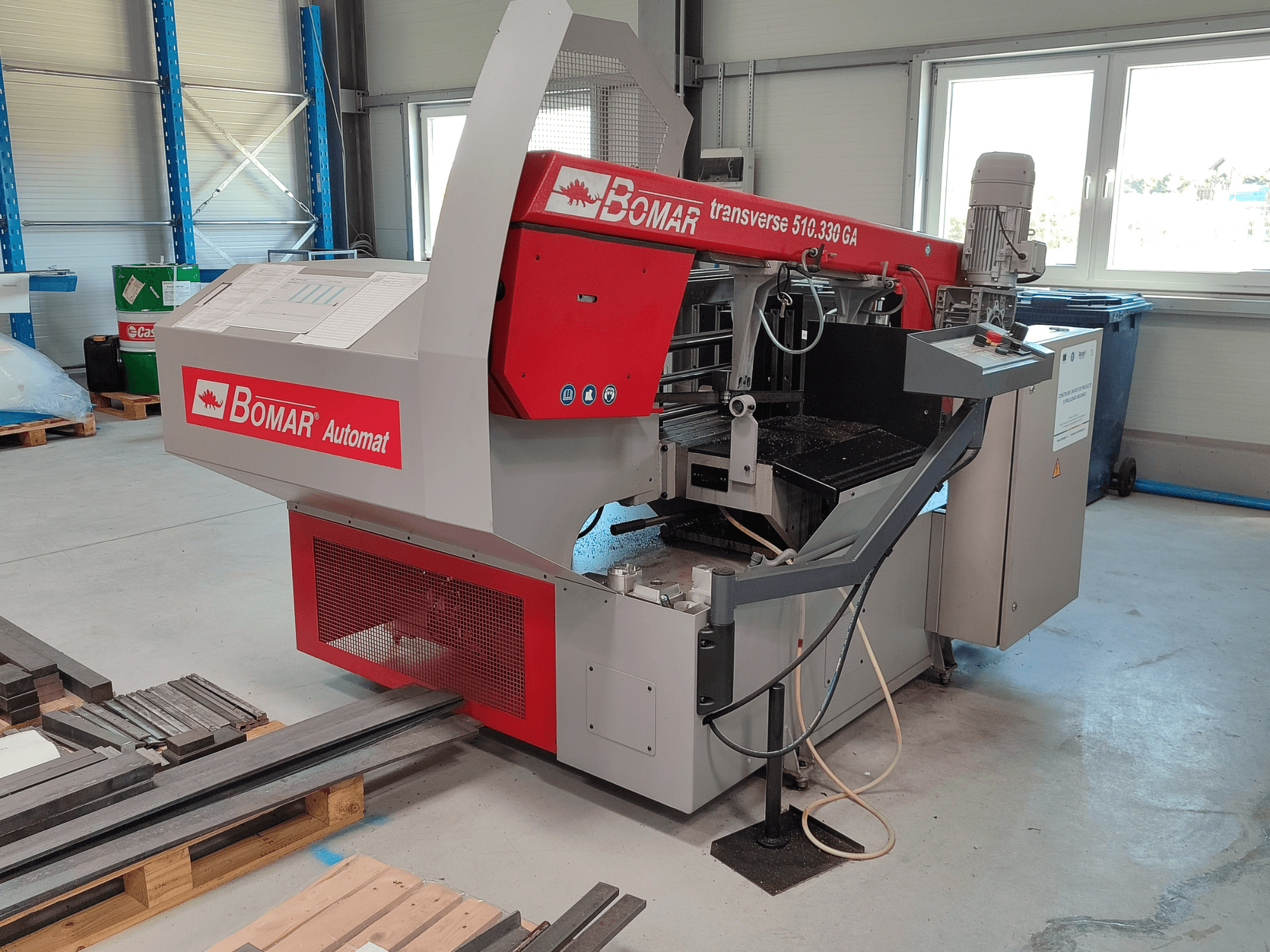 BOMAR Automat transverse 510.330 GA, boční pohled na řezací stroj na kov s ovládacím panelem a sběračem pilin.