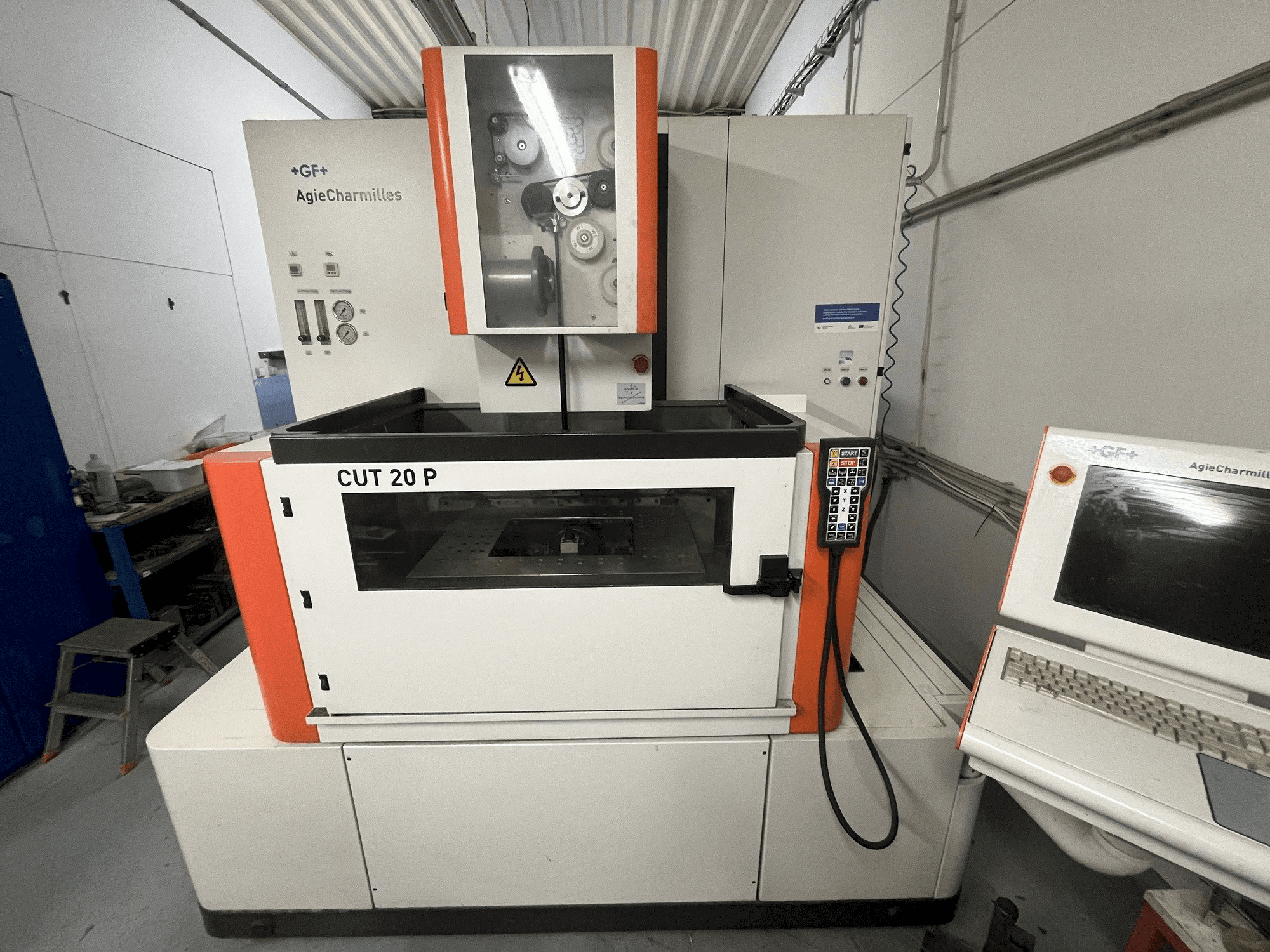 Čelní pohled na AgieCharmilles CUT 20 P stroj