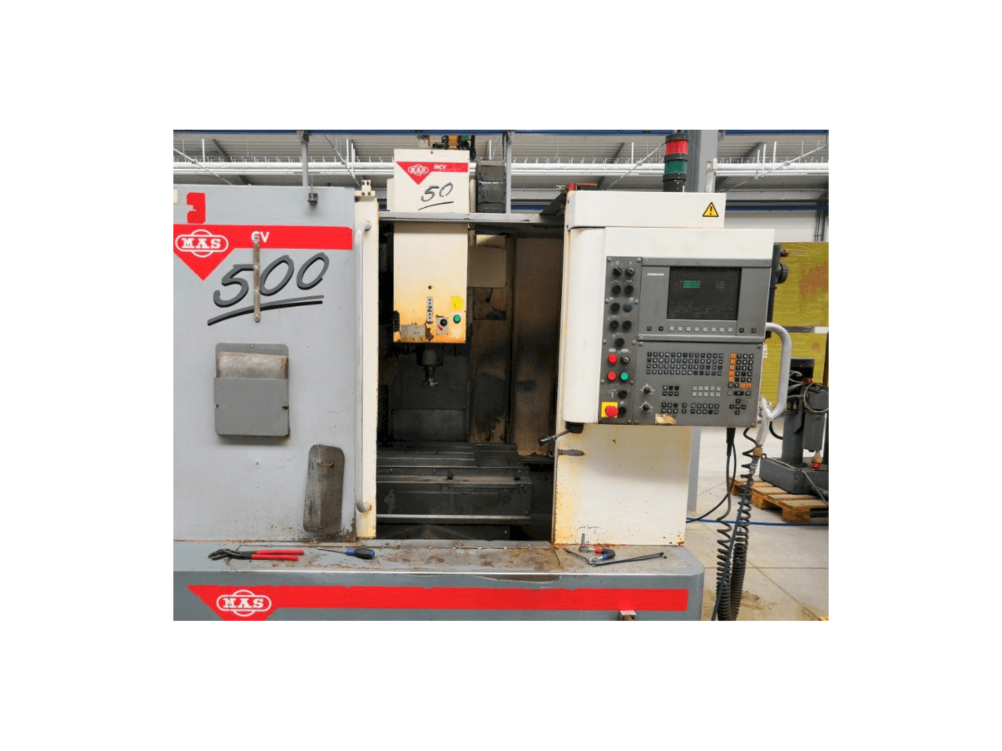 Čelní pohled na KOVOSVIT MAS MCV 500 CNC stroj