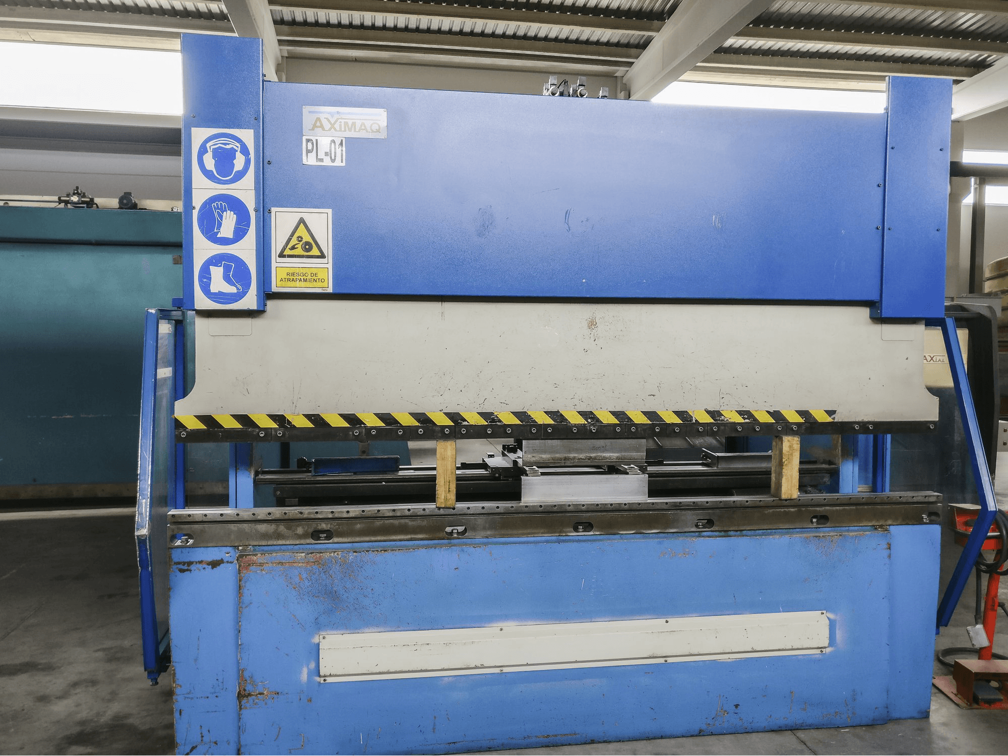 Čelní pohled na Axial PHSB 123 stroj