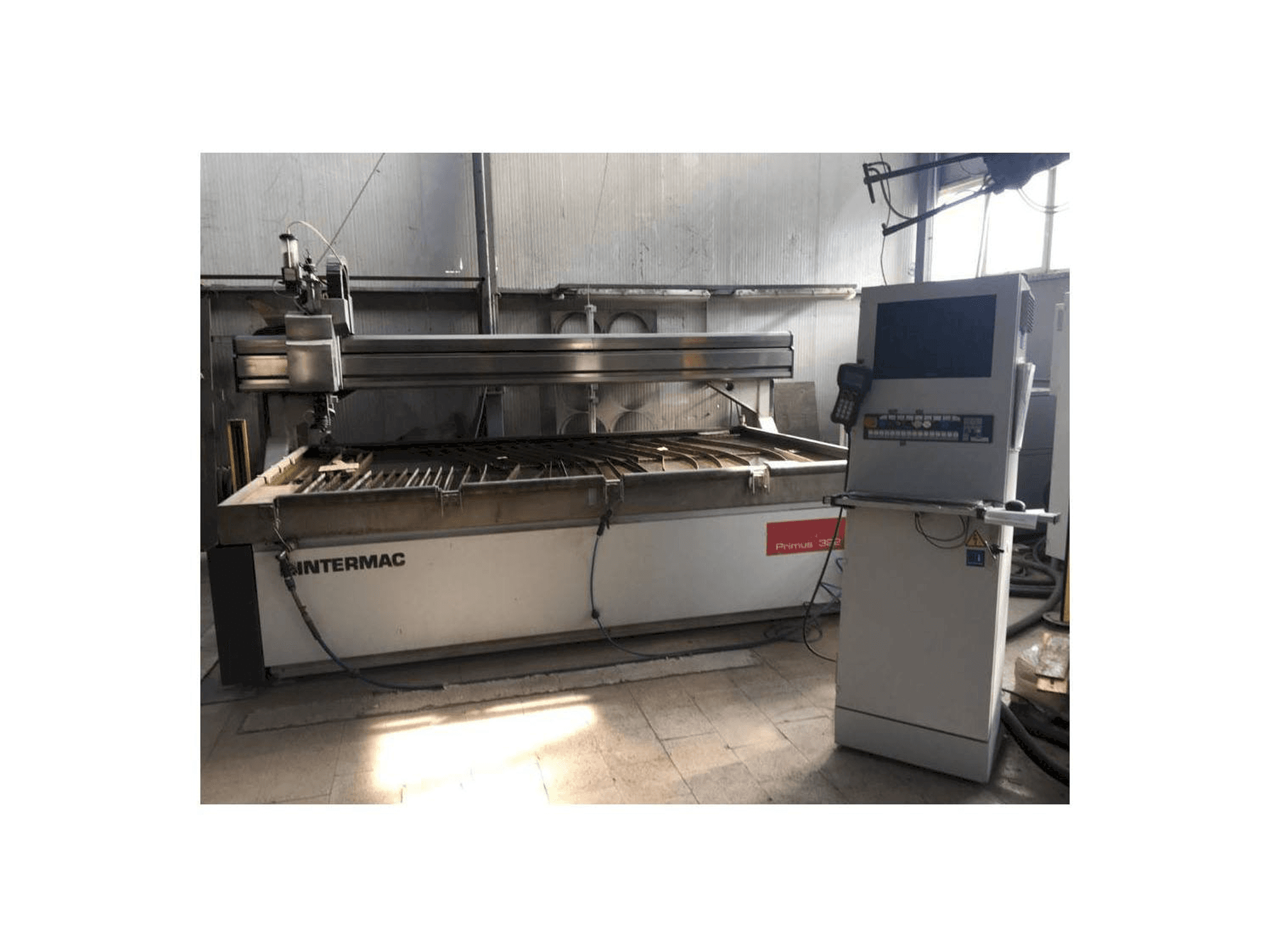 Čelní pohled na Intermac primus 322 stroj