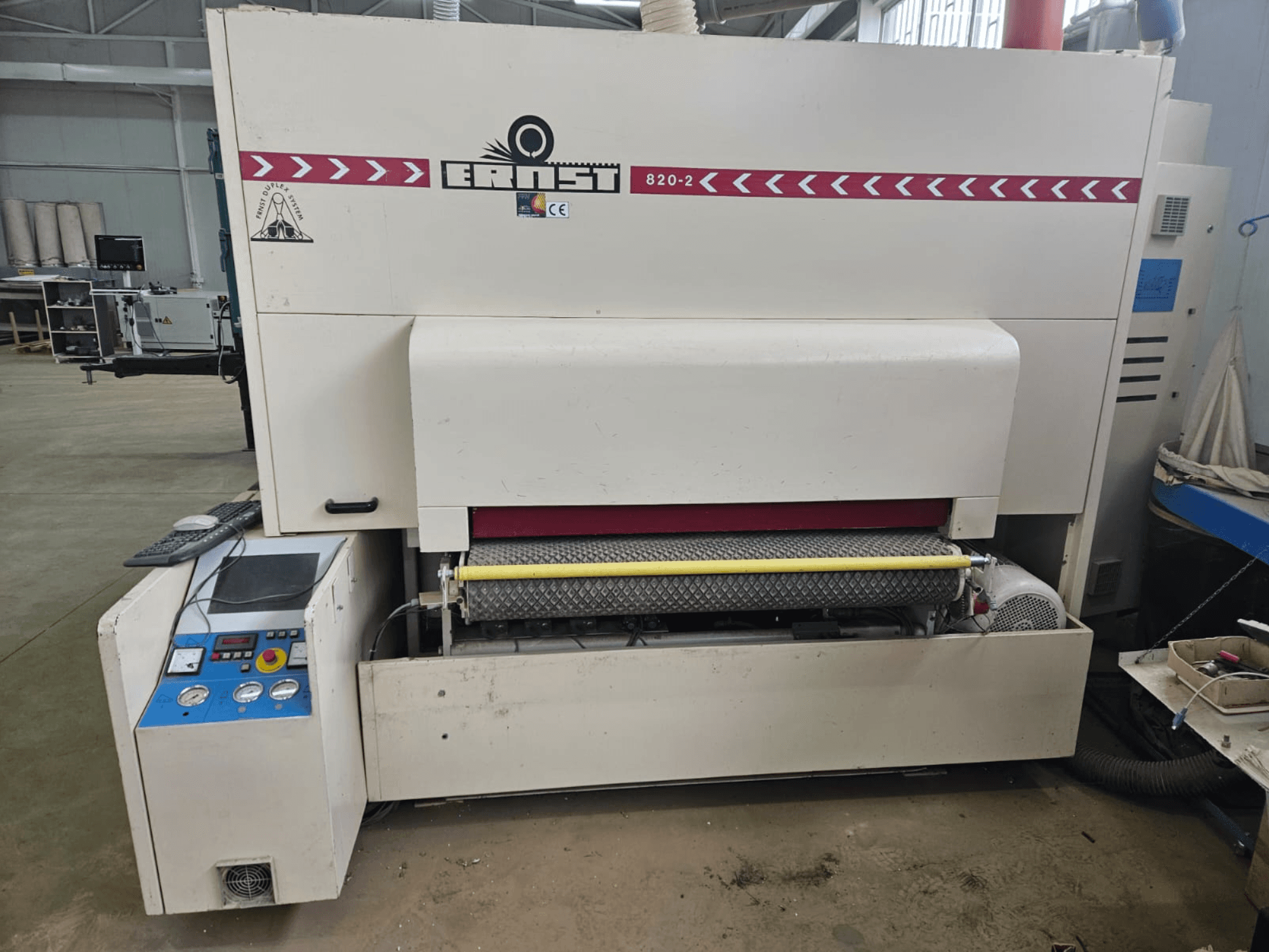 Stroj na zpracování dřeva Ernst 820-2, pohled zepředu, s ovládacím panelem a žlutým válcem na podavači.