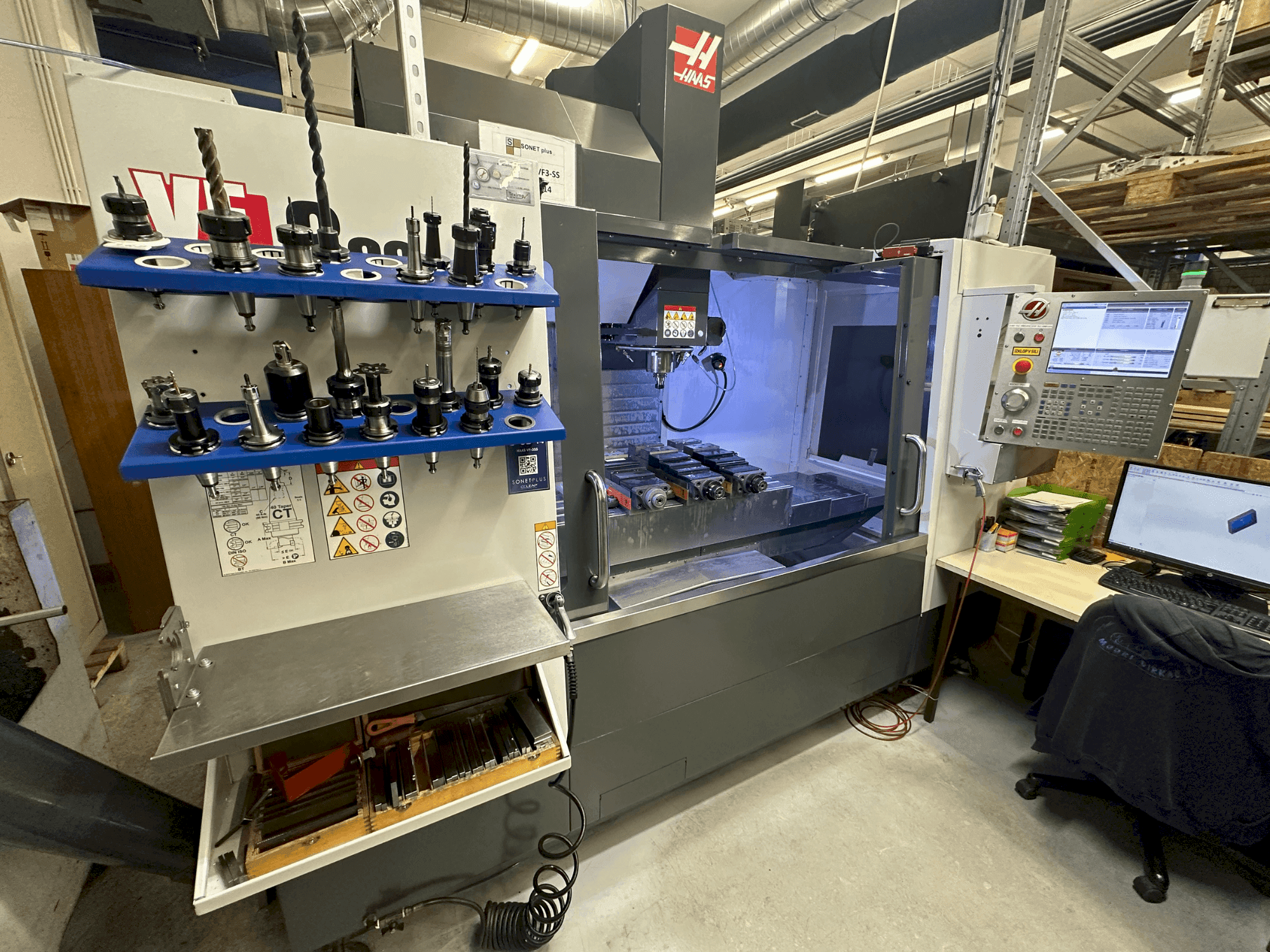 Čelní pohled na HAAS VF-3SS stroj