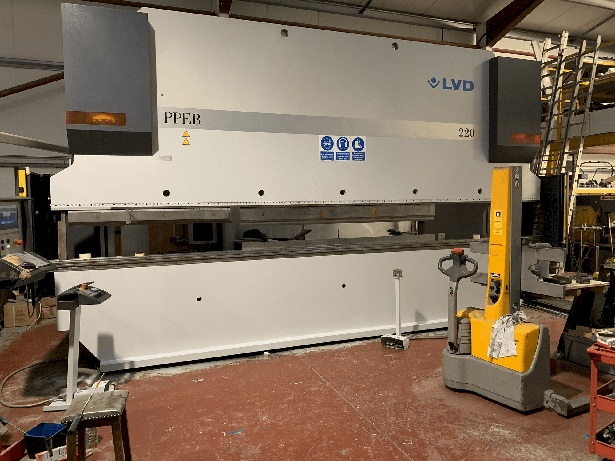 Čelní pohled na LVD PPEB 220/6100 stroj