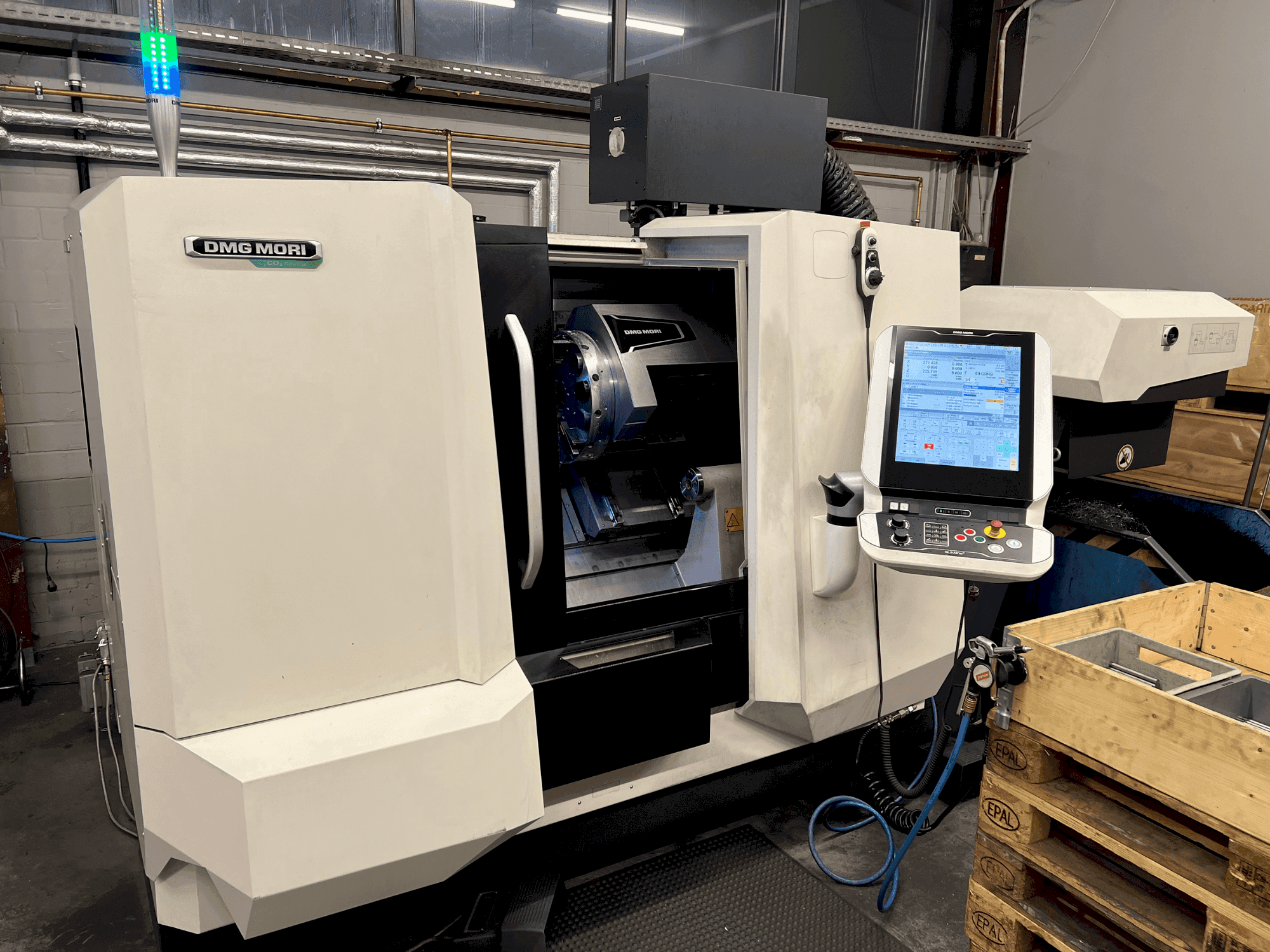 Čelní pohled na DMG MORI CLX 350 V4 stroj
