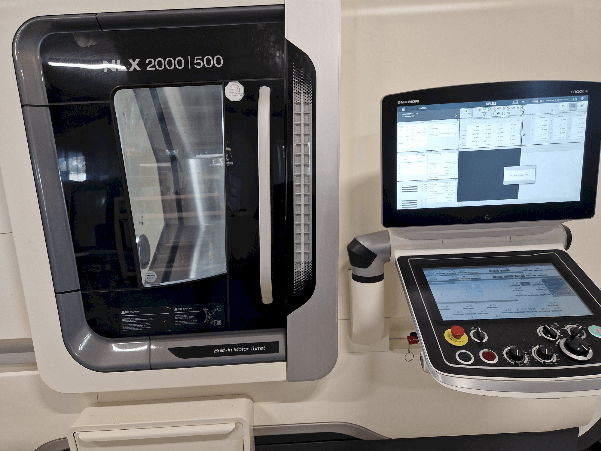 Čelní pohled na DMG NLX2000SY-500 stroj