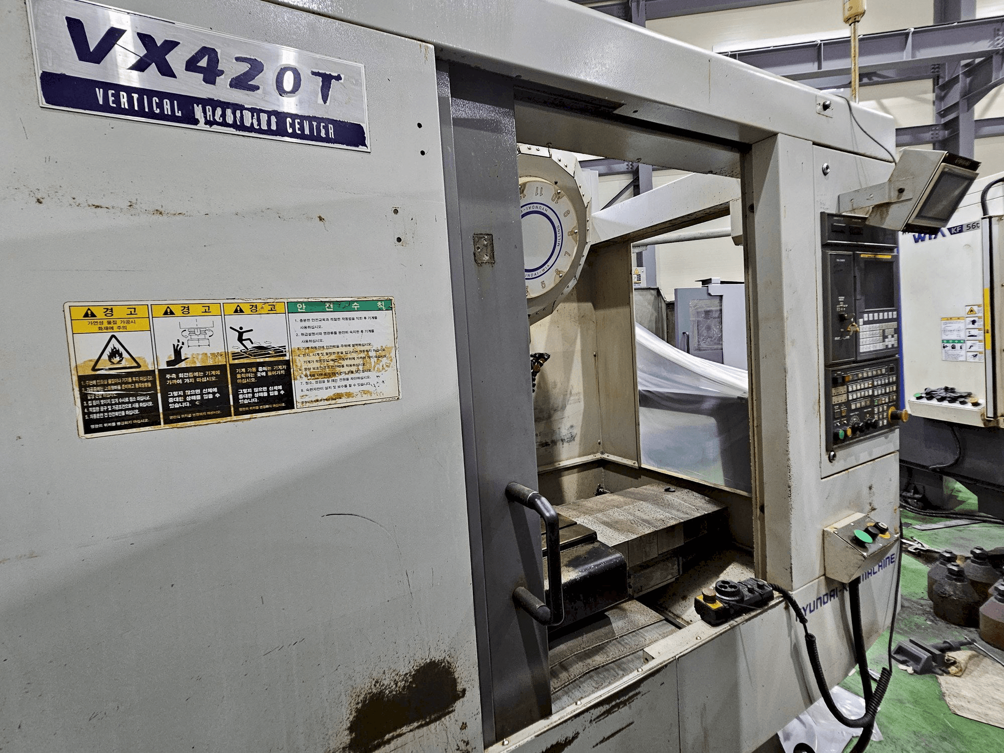 Čelní pohled na Hyundai Wia VX420T stroj