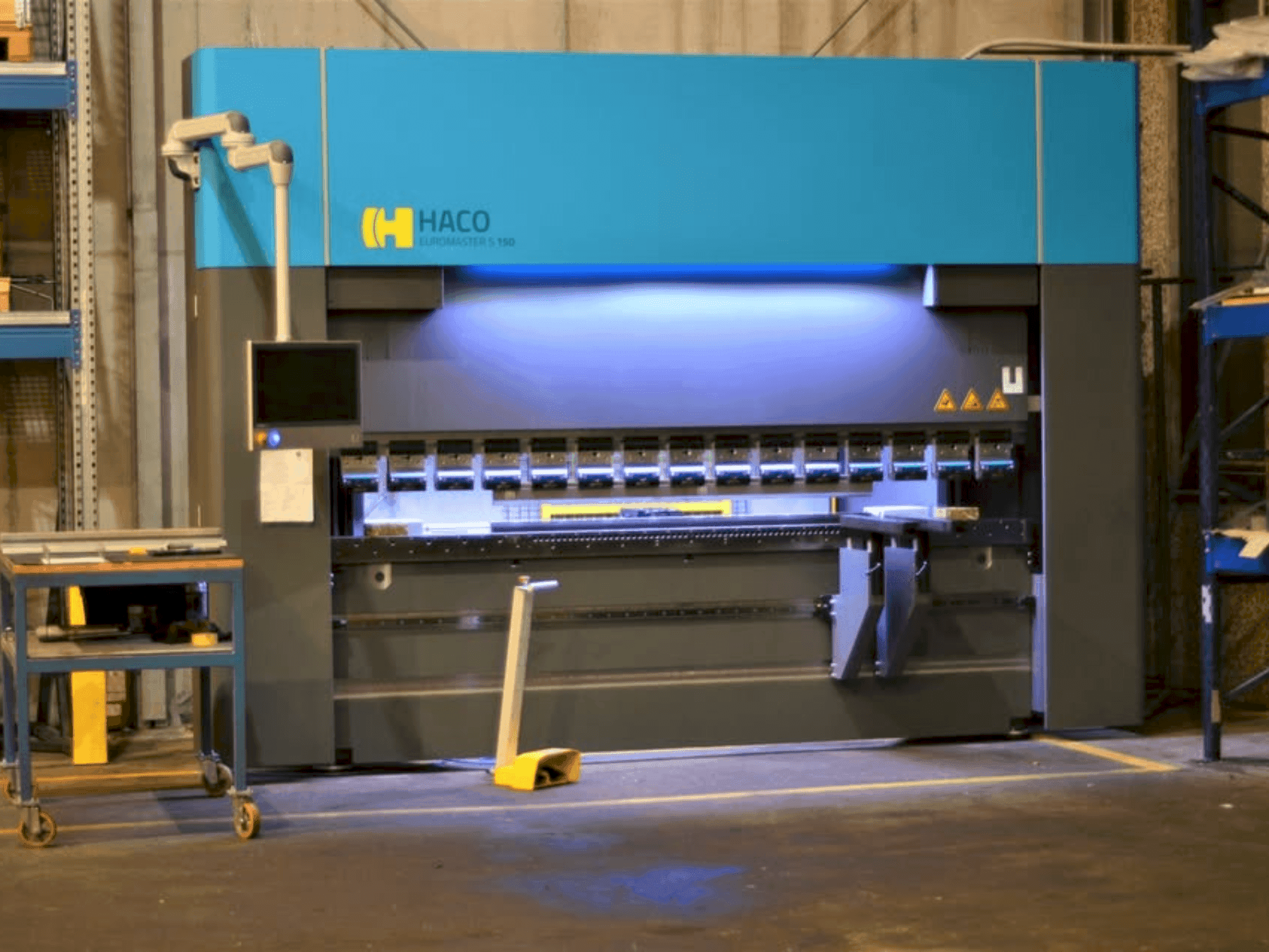 Čelní pohled na HACO Euromaster S 30150 stroj