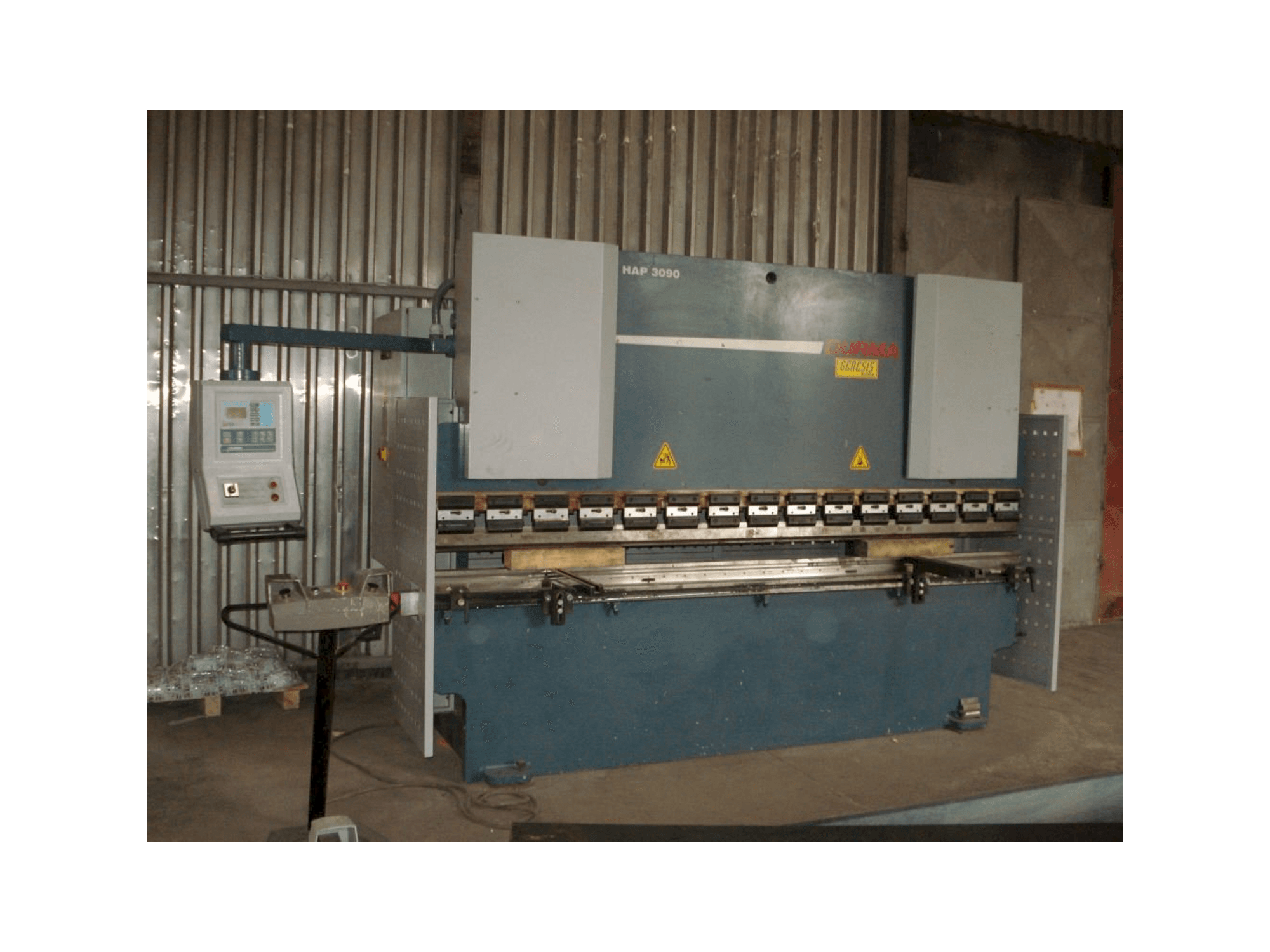 Čelní pohled na Durma HAP 3090 stroj