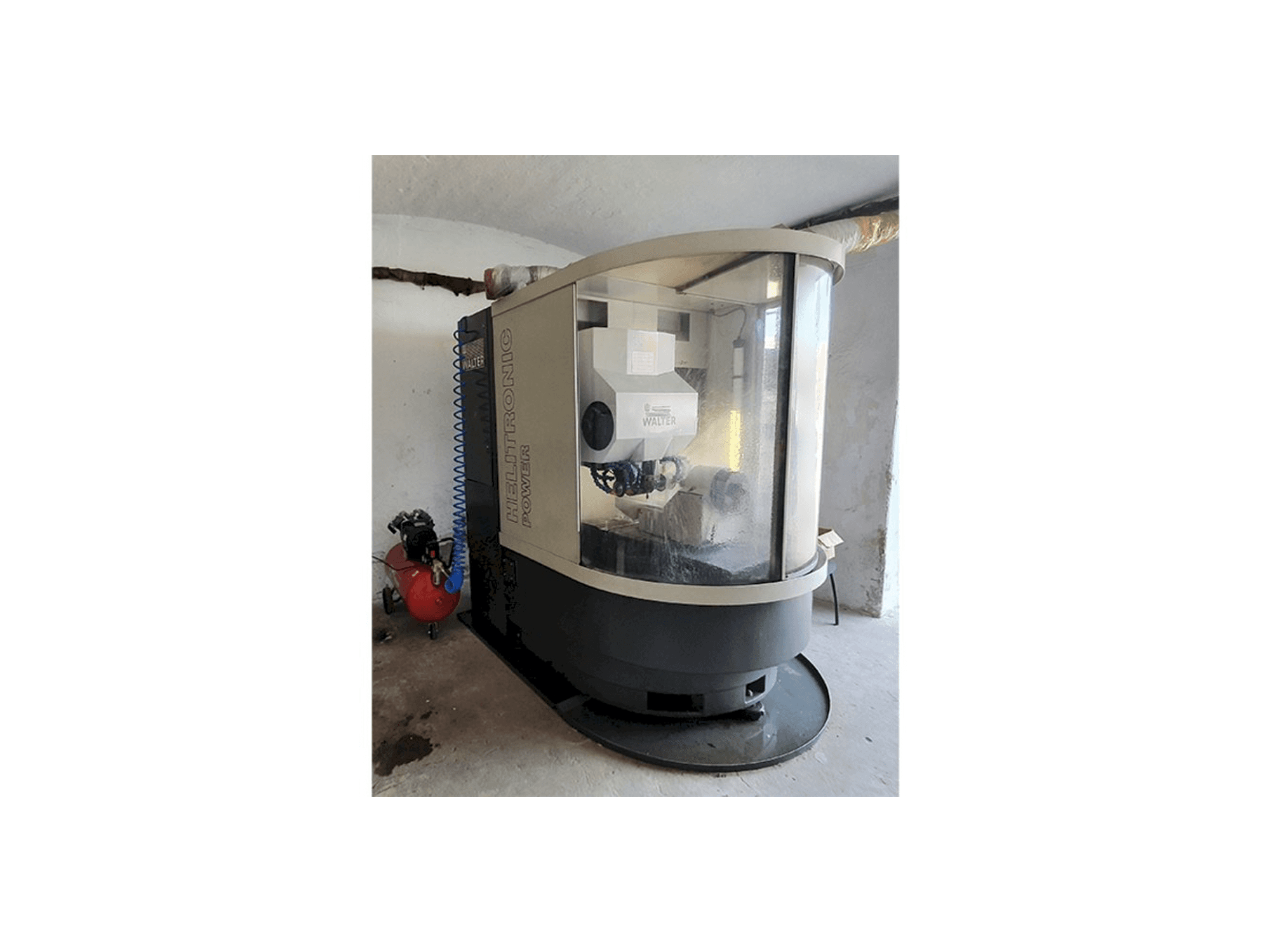 Čelní pohled na Walter Helitronic Power stroj