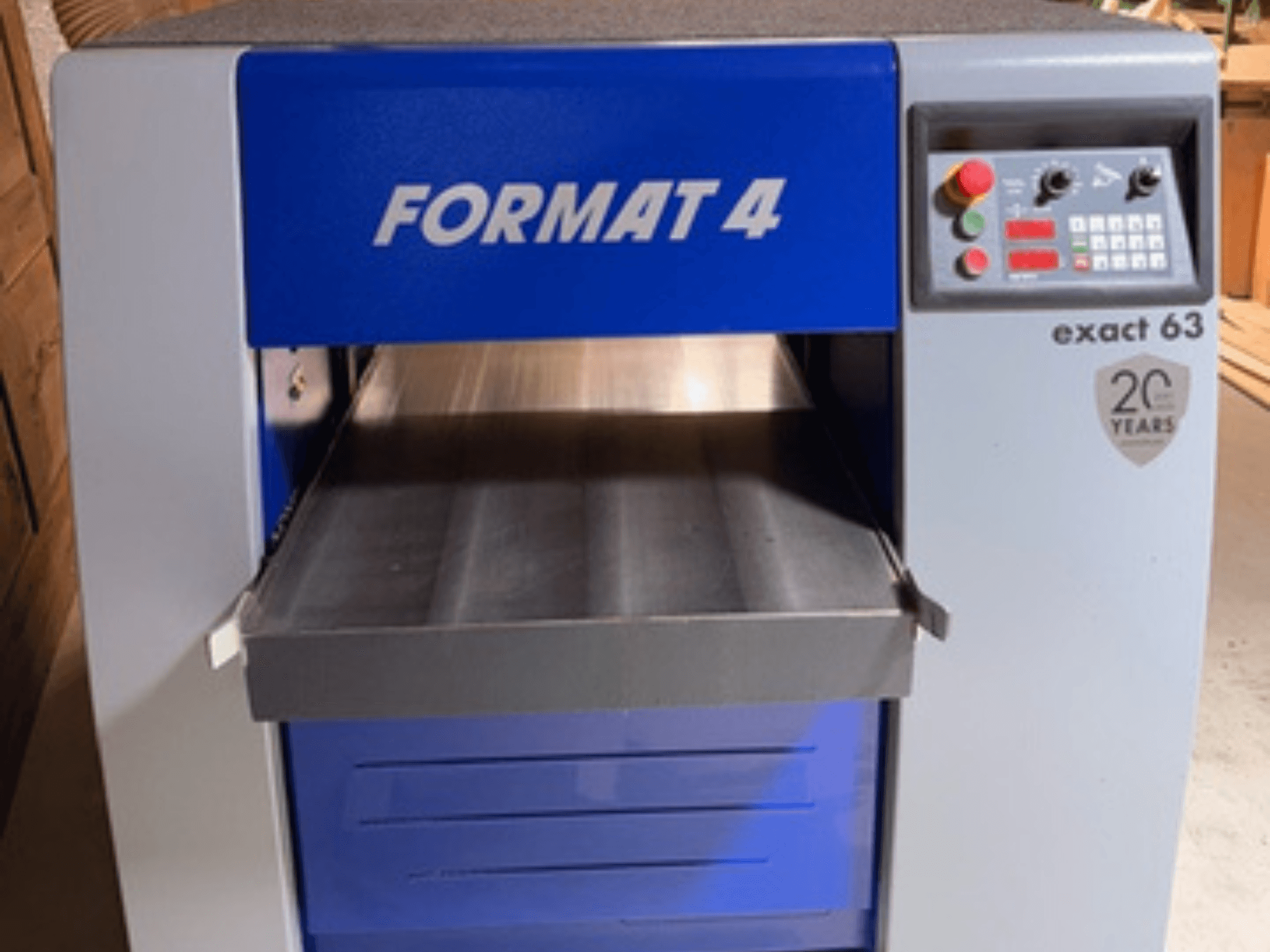 Hoblík na dřevo FORMAT 4 Exact 63, pohled zepředu, s kovovým podávacím stolem a ovládacím panelem s tlačítky a displeji.