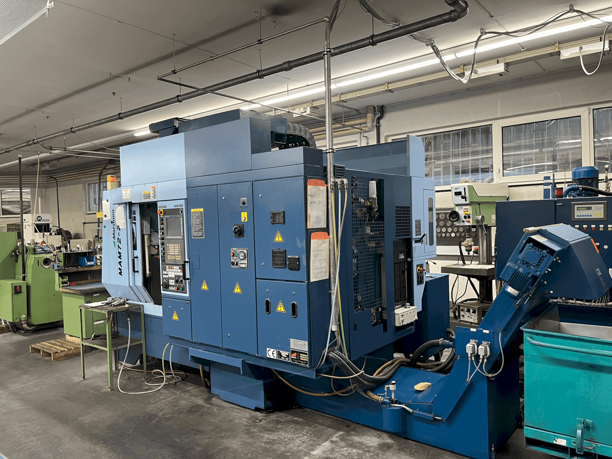 Čelní pohled na Matsuura MAM72-25V stroj
