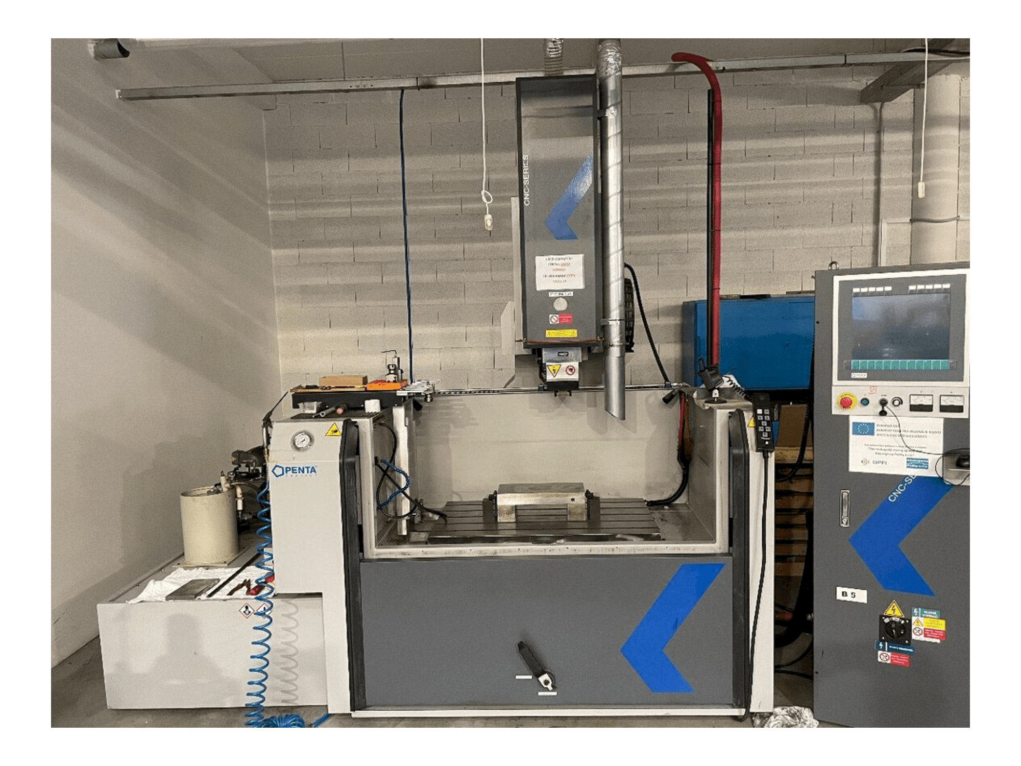 Čelní pohled na PENTA 650G CNC stroj