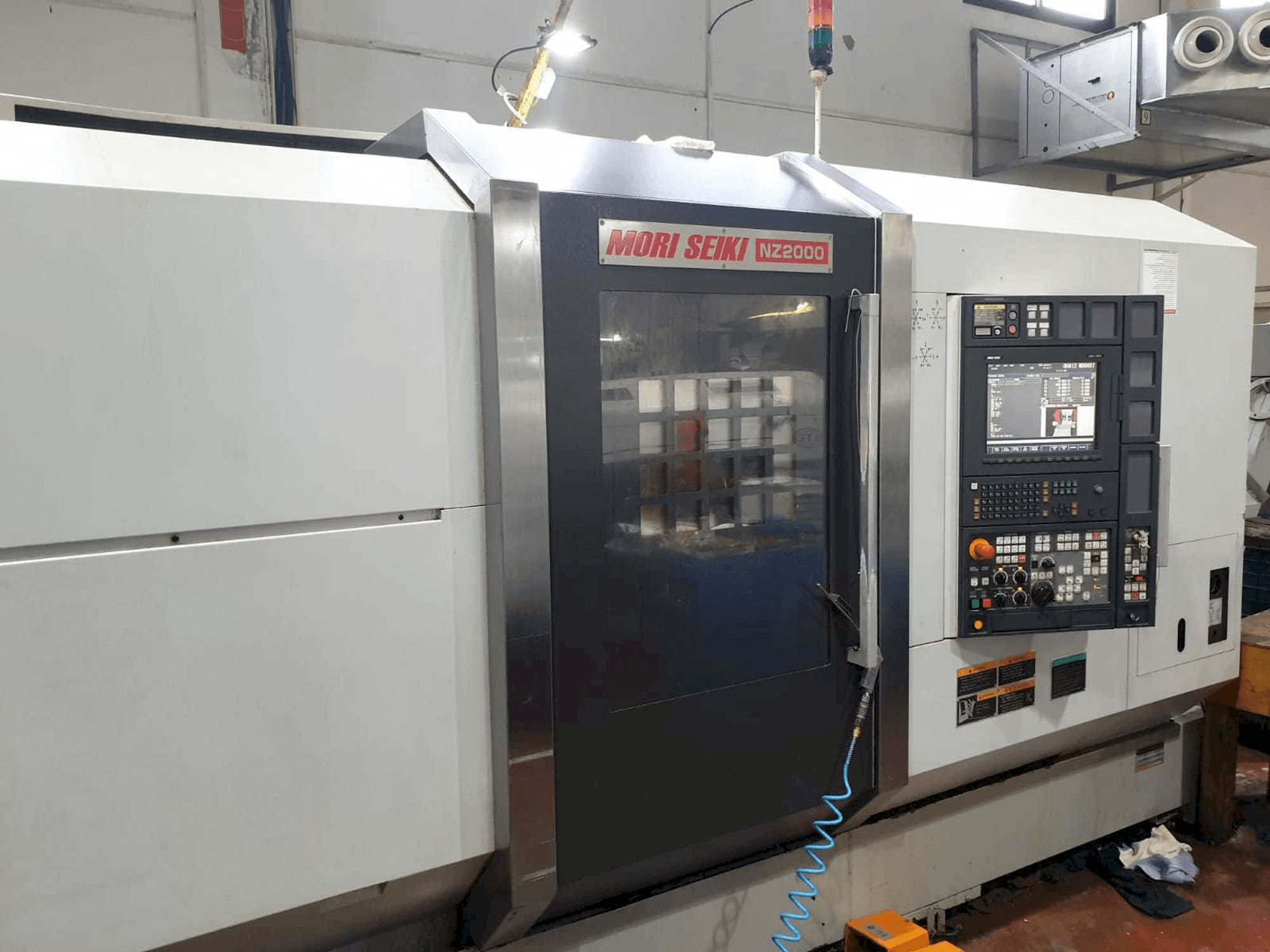Čelní pohled na MORI SEIKI NZ2000 T3Y3 stroj