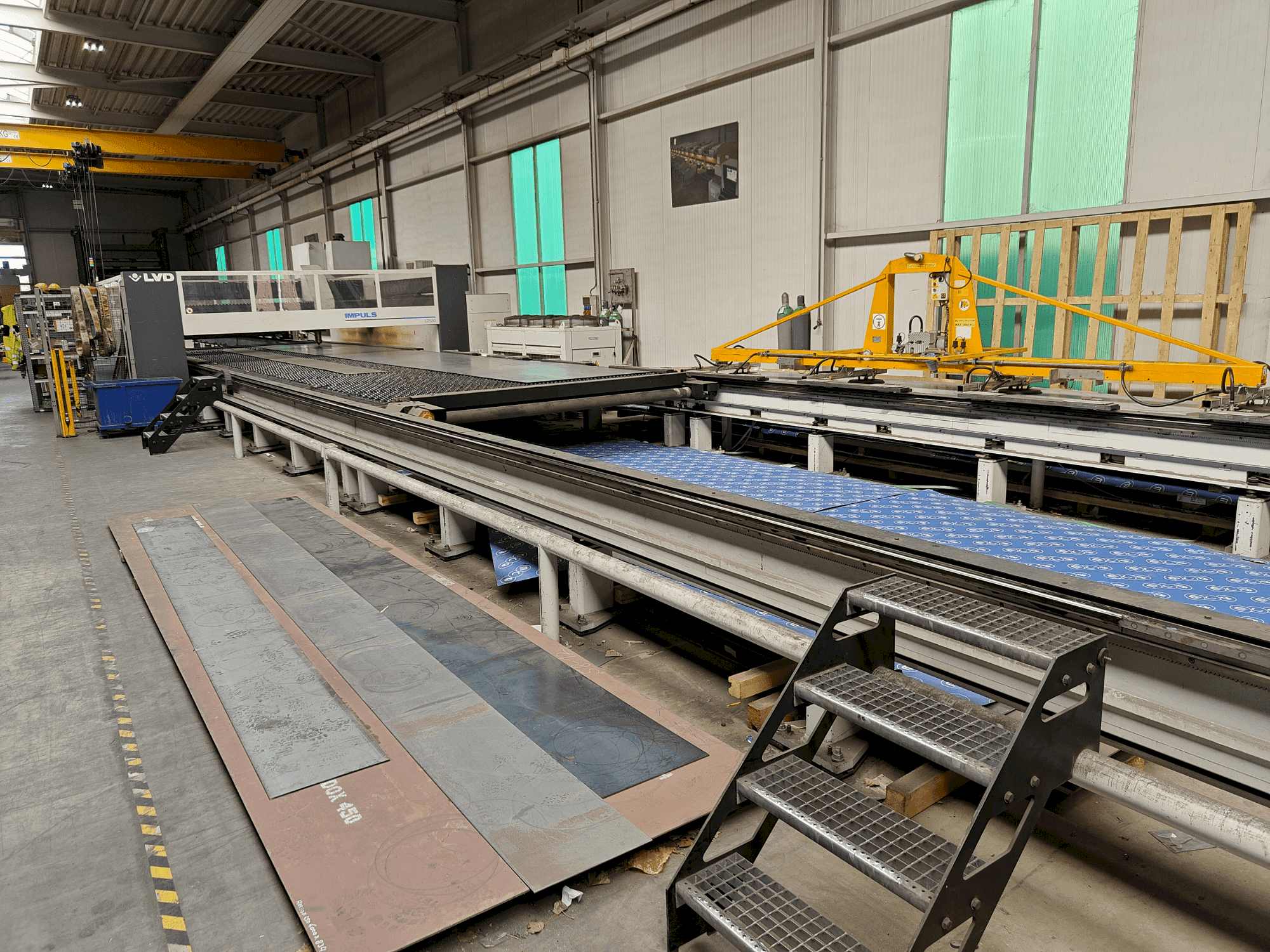 Čelní pohled na LVD IMPULS 125 30 stroj