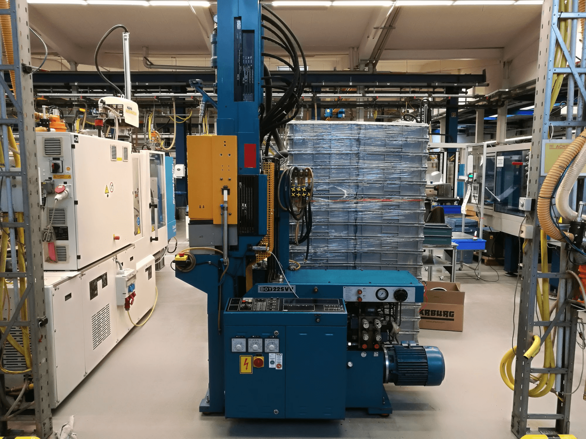 Čelní pohled na BOY 22 S VV stroj